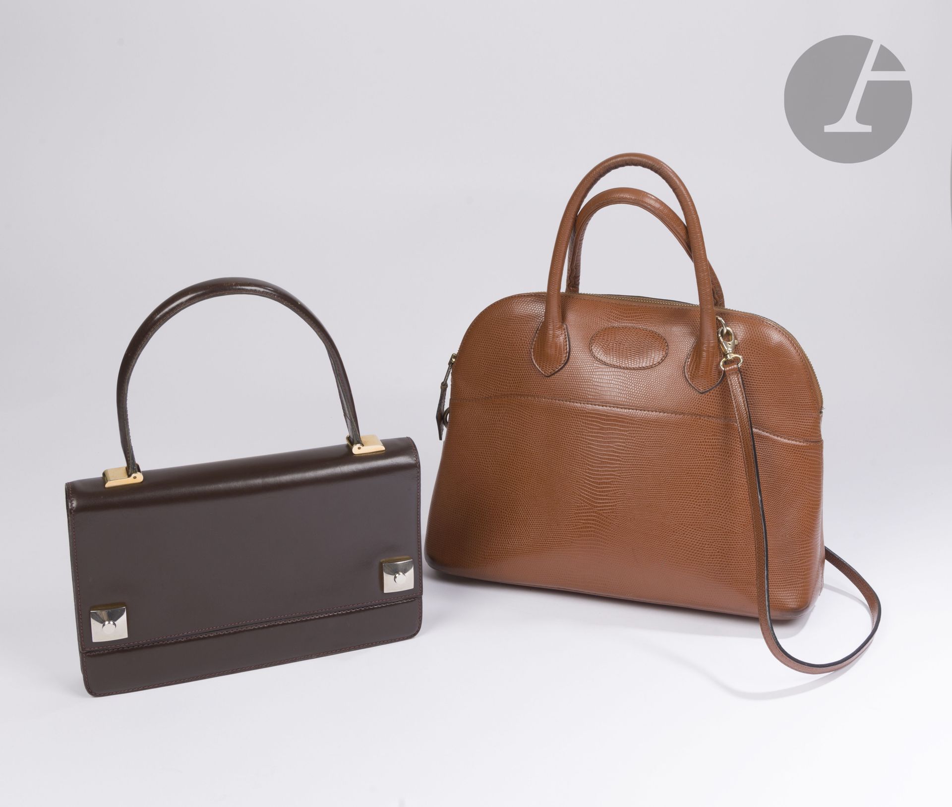 LEDERER et B.RENOIR
Deux sacs, l'un en cuir marron foncé, 26,5 x 17 x 7 cm, l'autre en cuir marron façon lézard, 35 x 27 x 14 cm
(traces d'usage)