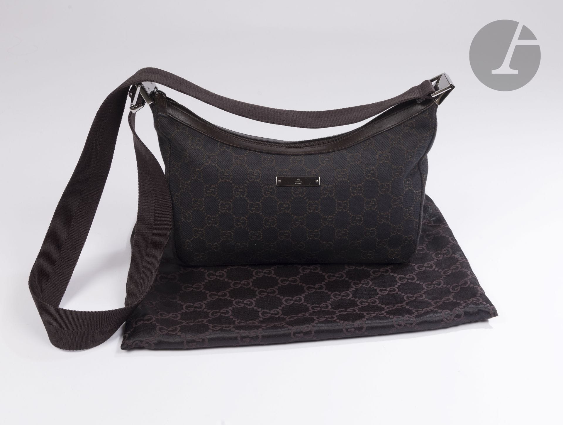 GUCCI
Shoulder bag in black and brown GG Supreme canvas and brown leather. 26 x 20 x 6 cm. In its case (a few small traces)