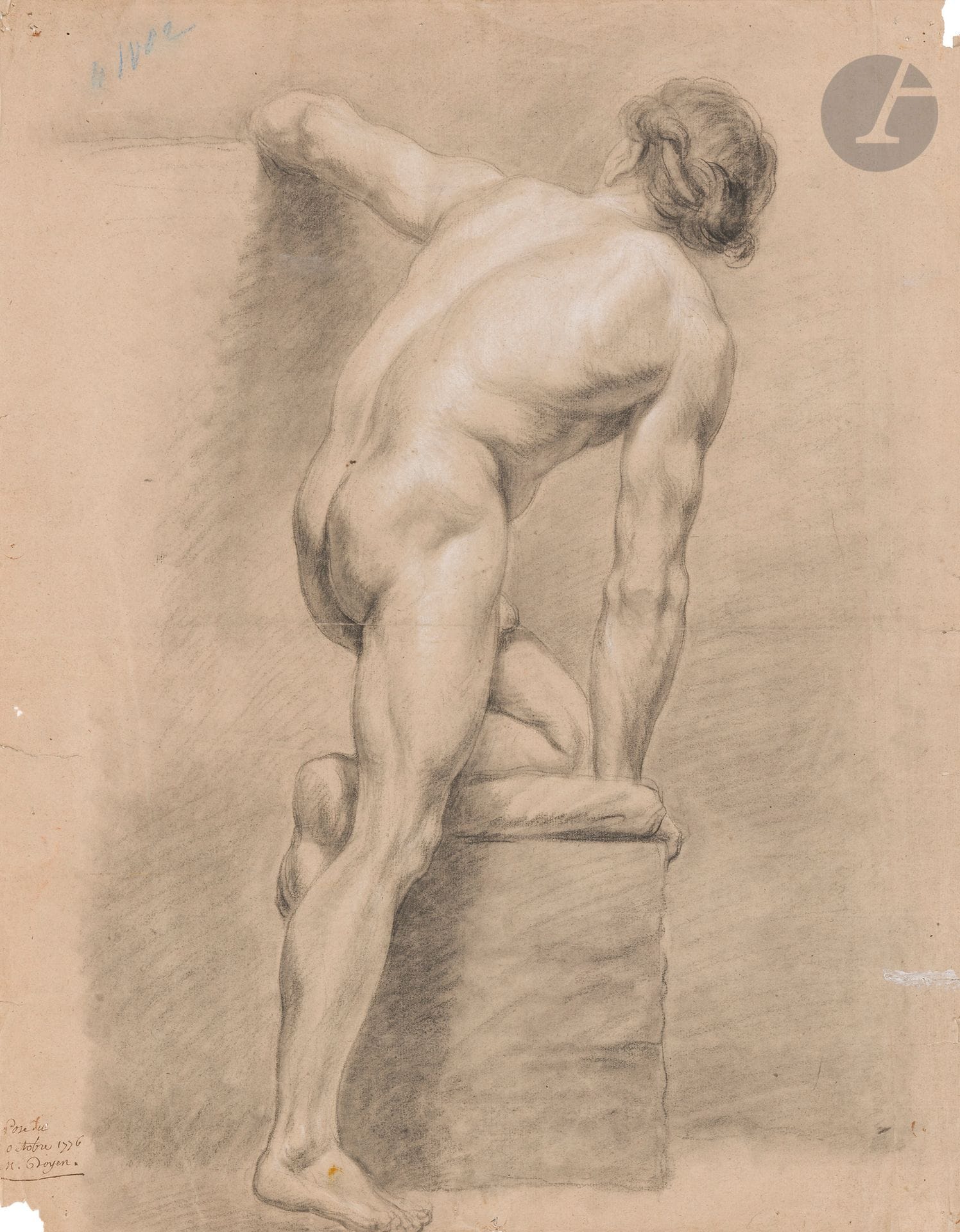 N. DOYEN actif au XVIIIe siècle
Académie d’homme de dos, le genou plié
Pierre noire, rehauts de craie blanche et estompe sur papier chamois.
Annotée en bas à gauche «pose du? octobre 1776/ N. Doyen» et numérotée au crayon bleu en haut à gauche n°4/102?».
(Pliures et déchirures sur les bords, taches).
54x43cm

On joint deux autres académies d’hommes du XVIIIe siècle.