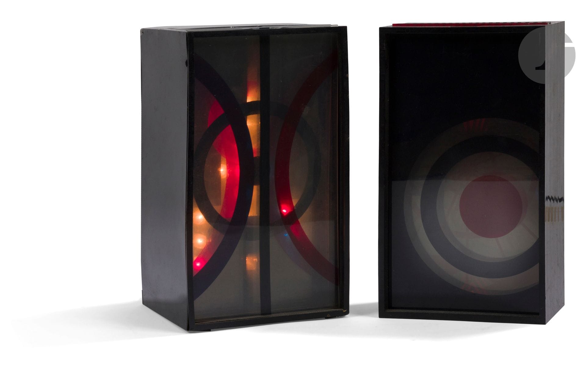 Nicolas SCHÖFFER [franco-hongrois] (1912-1992)
Varetra, 1975
Boîte lumineuse en plexiglas et sa recharge, chacune à 5 plaques Unitra monogrammées, système électrique.
Marquée Varetra de Nicolas Schöffer Artcurial 1975.
Édition Artcurial à 2500 exemplaires.
22 x 12,5 x 12,5 cm