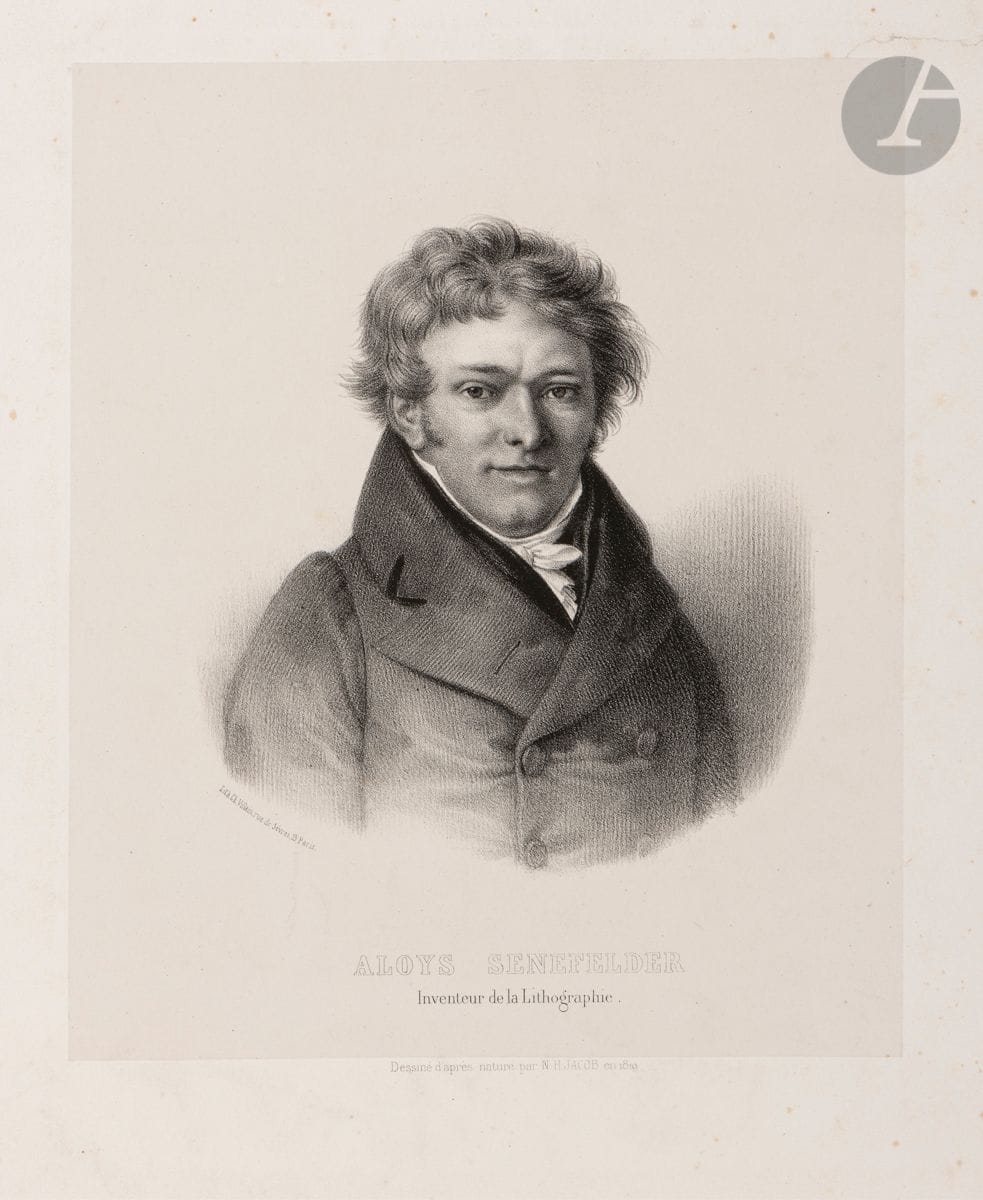 Nicolas-Henri Jacob (1782-1871) 
Aloys Senefelder, inventeur de la Lithographie. 1819. Lithographie (« dessiné d’après nature »). [305 x 460]. I.F.F. 12. Très belle épreuve sur chine appliqué. Rousseurs claires et empoussiérage marginaux. Déchirure de 70 mm en marge droite, sans atteinte au chine, anciennement consolidée au verso. Traces de plis dans l’angle supérieur droit. Toutes marges.