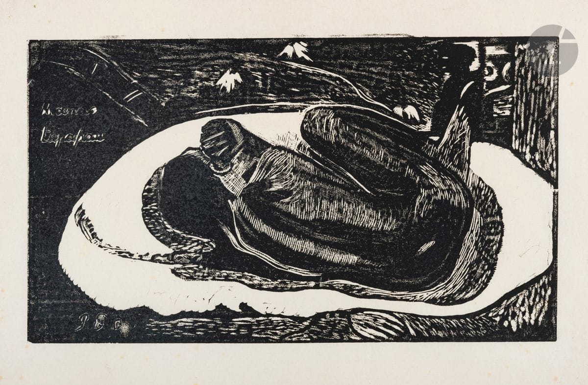 Paul Gauguin (1848-1903) 
Manaò Tupapaú (L’Esprit des morts veille). 1893-1894. Gravure sur bois. 355 x 205 [422 x 305]. Mongan, Kornfeld et Joachim 20 IV C. Très belle épreuve d’essai tirée en noir sur japon, antérieure au tirage en couleurs effectué par Louis Roy, très soigneusement lavée. Quelques rousseurs claires. Toutes marges non ébarbées. (Cette épreuve citée par Mongan, Kornfeld et Joachim). Ex-coll. H. M. Petiet (Lugt 5031). 

Cette importante gravure est dérivée du tableau Mahana No Atua (Le Jour de Dieu), daté de 1894 et conservé à The Art Institute de Chicago, qui constitue « l’aboutissement et la synthèse de l’imagerie polynésienne de son premier voyage et une préfiguration du symbolisme plus personnel de ses dernières années. » (H. K. Stratis et A. Perelman,  « Le jour de Dieu », in Gauguin L’alchimiste, cat. d’exposition, Paris, musée d’Orsay et R.M.N., 2017, p. 202). La figure repliée, à droite sur le tableau et ici au centre de la gravure, rappelle la pose de la momie péruvienne chachapoya découverte en 1877, qui avait fasciné l’artiste au musée d’Ethnographie du Trocadéro à Paris. 

« La croyance traditionnelle en les tupapau – les esprits des morts – est un des rares vestiges de la culture précoloniale que Gauguin découvre à Tahiti et qu’il qualifie de superstition charmante. L’insertion de tupapau dans ses compositions, en particulier les scènes nocturnes, lui permet d’insuffler une atmosphère spirituelle et menaçante à des sujets par ailleurs bien ancrés dans la réalité ». (A. Perelman, « L’esprit des morts », op. cit., p. 194).