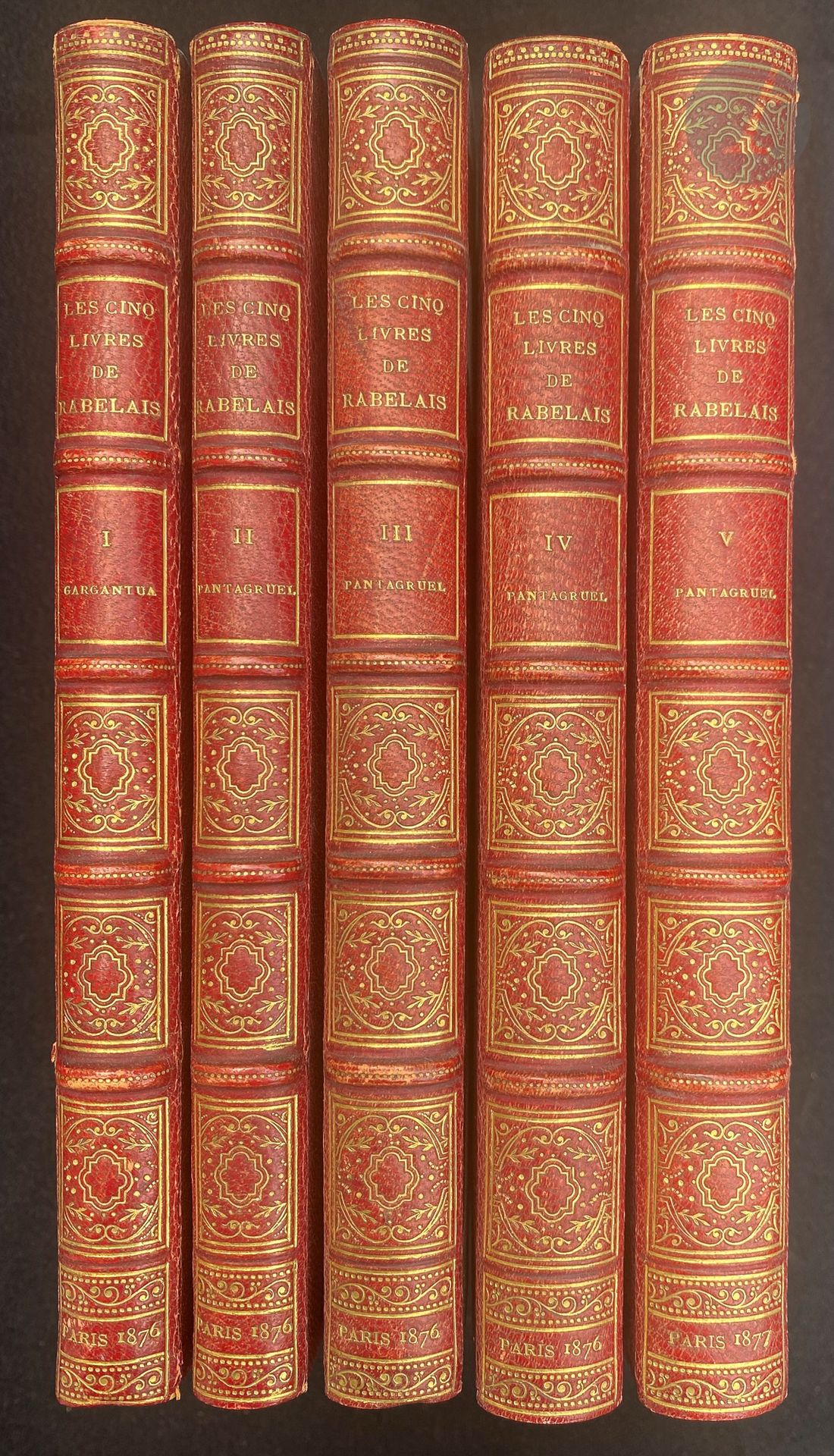 RABELAIS (François).
Les Cinq livres de F. Rabelais publiés avec des variantes et un glossaire par P. Chéron.
Paris : Librairie des Bibliophiles, 1876-1877. — 5 volumes in-16, demi-maroquin rouge à coins, filets dorés, dos à nerfs orné, tête dorée, non rogné (Canape-Belz).

Édition recherchée, tirée à petit nombre, publiée par les soins de Paul Chéron. Elle est illustrée en premier tirage de 11 compositions hors texte, dessinées et gravées par Émile BOILVIN (1845-1899), dont un portrait de l'auteur en frontispice.

Exemplaire du tirage au format in-16. Celui-ci fait partie de l'UN DES 25 PREMIERS SUR PAPIER DE CHINE, comprenant les gravures en état avant la lettre.

Bel exemplaire en reliure signée Canape-Belz.
Dos passés, quelques traces de frottements. Rares rousseurs.