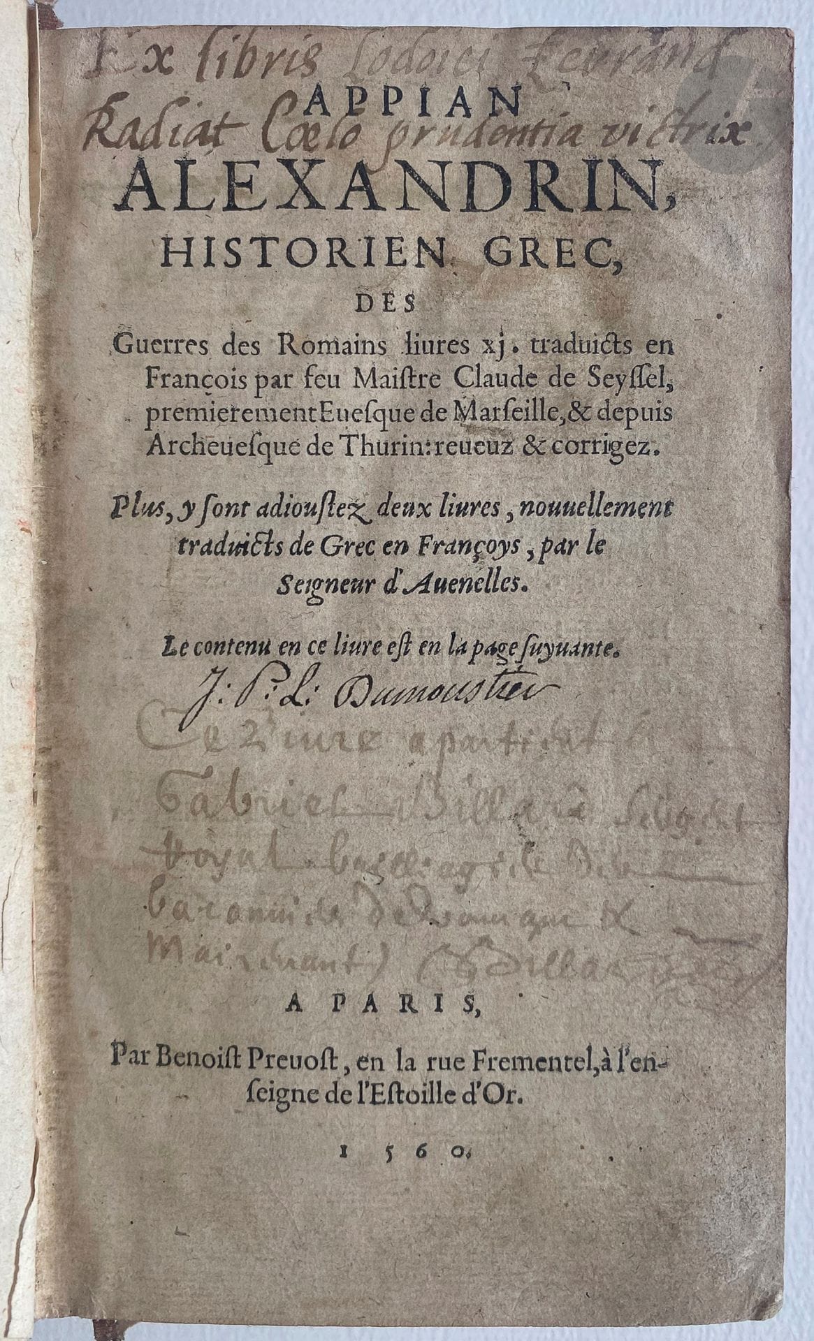 APPIEN.
Des Guerres des Romains, livres xj… Plus, y sont adioustez deux livres, nouvellement traduicts de Grecs en Françoys, par le Seigneur d'Avenelles.
Paris : Benoist Prevost, 1560. —2 parties en un volume in-8, basane marbrée, dos à nerfs orné, tranches rouges (reliure du XVIIIe siècle).

Nouvelle édition rare de la première traduction française des « Guerres des Romains » d'Appien, établie par Claude de Seyssel à partir d'une translation latine faite par son collaborateur Jean Lascaris.
La première édition parut à Lyon en 1544.

Celle-ci contient pour la première fois les 2 textes intitulés « Des Histoires Romaines, l'Ibérique, ou Espagnole : & l'Annibale, ou des exploicts d'Annibal Carthageois en Italie » traduits du grec par Philippe Des Avenelles, imprimés séparément avec une page de titre propre et une pagination particulière.

Exemplaire en reliure du XVIIIe siècle faite pour un certain Duvair dont le nom a été inscrit en lettres dorées en queue du dos. Le titre et les gardes portent également plusieurs ex-libris manuscrits anciens, certains raturés. On y distingue les noms de Louis Ferrand, Gabriel Billard, J. P. L. Dumoustier, etc.
Frottements d'usage à la reliure, coins légèrement émoussés. Salissures à quelques feuillets, discrètes galeries de vers, quelques mouillures. Le cahier bb comprenant une partie de la table des chapitres, a été relié par erreur entre le cahier a et b de la seconde partie.