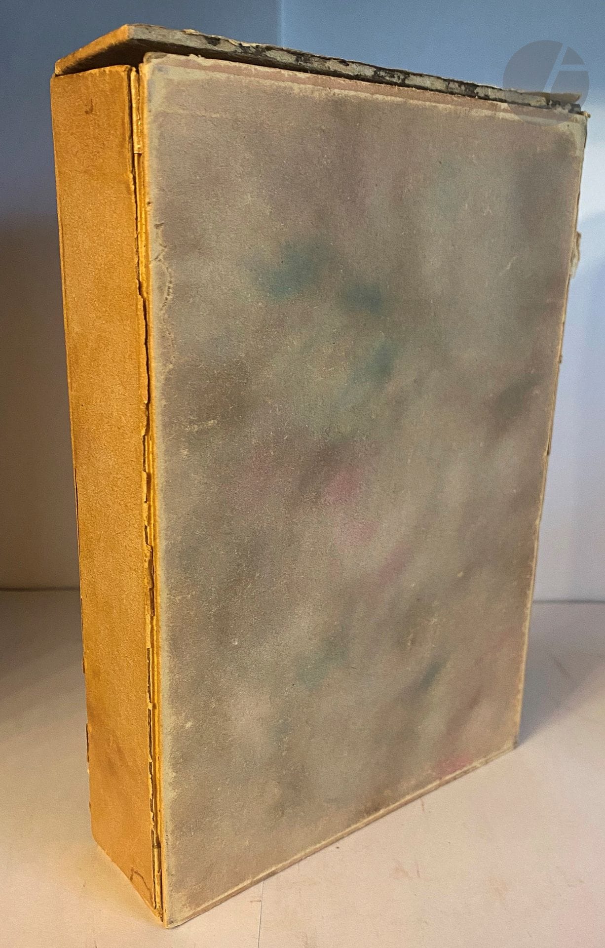 [CURIOSA - ROJAN] - LOUYS (Pierre).
Poésies érotiques.
Rome, 1937. — In-8, en feuilles, couverture rempliée, chemise et étui de l'éditeur.

Dutel, 2230.

Édition tirée à 311 exemplaires, illustrée de 73 dessins libres de ROJAN, reproduits en orange, dont un sur le titre, 71 dans le texte, et un placé en cul-de-lampe.

Un des 50 exemplaire sur vélin d'Arches teinté à la forme, enrichis d'une suite en noir sur Ingres à la forme.

Usures à la chemise et à l'étui.
