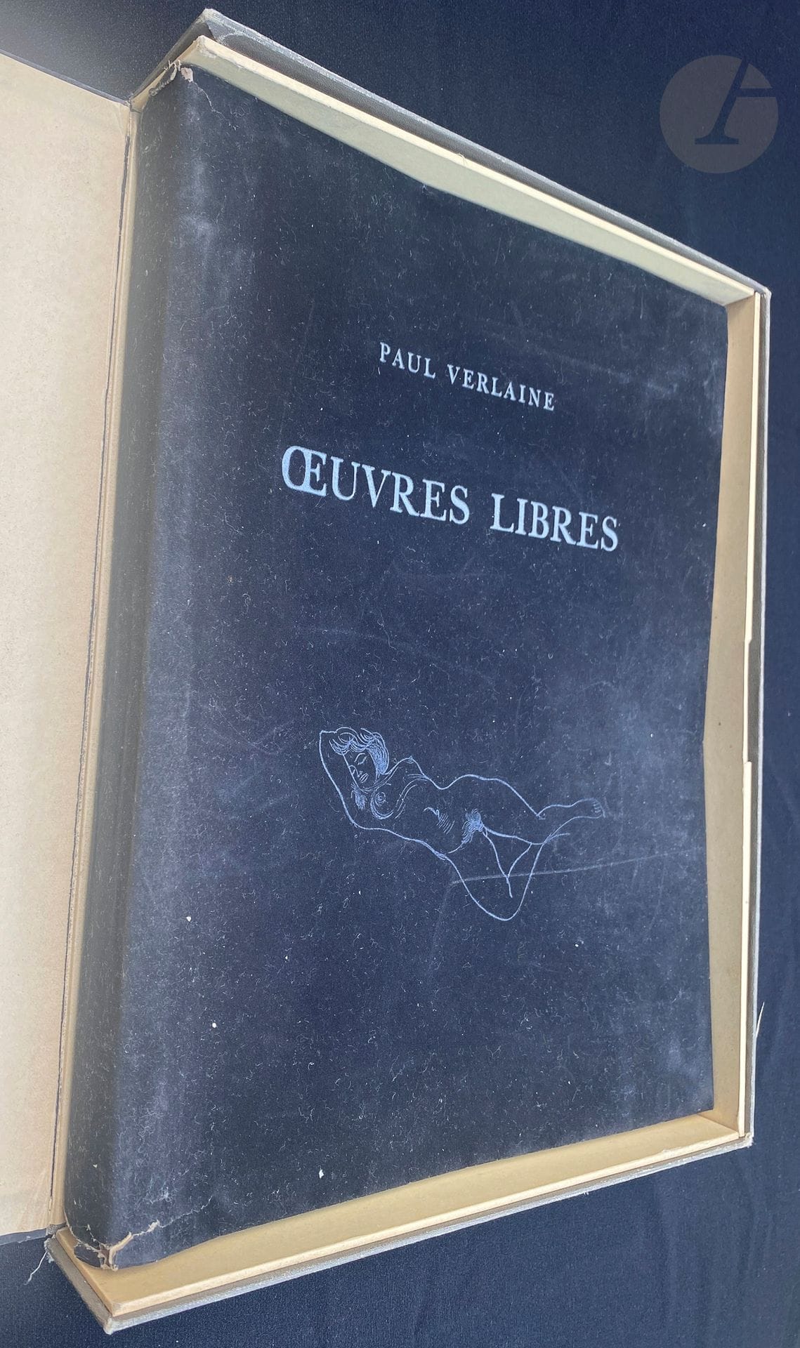 [CURIOSA] - VERLAINE (Paul).
Œuvres libres. Amies. Femmes. Hombres. Suivies du Sonnet du trou du cul par Paul Verlaine et Arthur Rimbaud.
S.l. : Aux dépens des Amis du Callibistris, [vers 1950]. — In-4, en feuilles, couverture en suédine noire rempliée, emboîtage de l'éditeur.

Dutel, 2096.

Édition publiée vers 1950, tirée à 243 exemplaires numérotés sur papier vélin de Rives, illustrée de nombreuses compositions érotiques anonymes, à savoir, 24 lithographies en noir, dont une en frontispice et 23 dans le texte, 16 lithographies en couleurs hors texte, et 10 dessins en vert dans le texte.

Un des 172 exemplaires sans suite.

Emboîtage abîmé, déchirures sans manque au dos de la couverture.