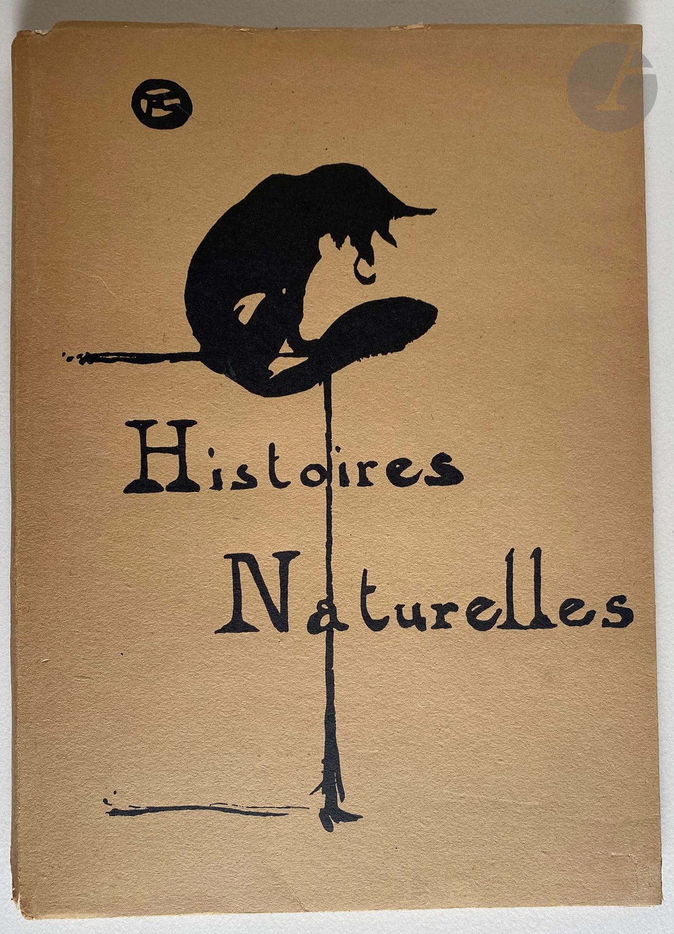 RENARD (Jules) - TOULOUSE-LAUTREC (Henri de).
Histoires Naturelles.
Paris : Librairie Floury, 1949. — In-4, broché, couverture rempliée.

Cette édition est le fac-similé de l'édition de 1899, exécuté par Daniel Jacomet, avec la reproduction de 22 belles lithographies de Henri de TOULOUSE-LAUTREC.

Tirage à 1350 exemplaires, celui-ci étant l'un des 1250 sur vélin de Renage.

Déchirures avec manques aux extrémités du dos de la couverture.