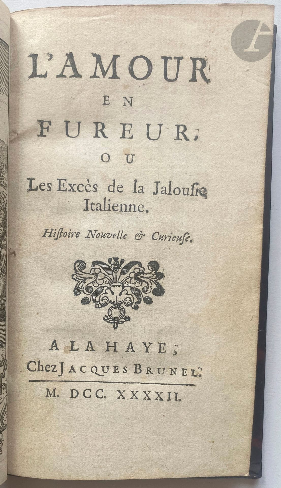 L'AMOUR EN FUREUR, OU LES EXCÈS DE LA JALOUSIE ITALIENNE. Histoire Nouvelle & Curieuse.
La Haye : Jacques Brunel, 1732. —In-12, demi-maroquin rouge, dos lisse orné, non rogné (reliure du XIXe siècle).

Nouvelle édition de cet ouvrage peu courant resté anonyme, de nombreuses fois réédité, paru pour la première fois en 1684. Il raconte notamment l'histoire d'un florentin nommé Fabrice, qui, par jalousie, prend la résolution de revêtir son épouse vénitienne appelée Virginia, d'une ceinture de chasteté en or.

L'édition est illustrée d'un frontispice représentant l'amour en colère tenant un poignard, des chaînettes et un cadenas. 

Bon exemplaire.
Petit frottement à la coiffe inférieure. Rares rousseurs.
