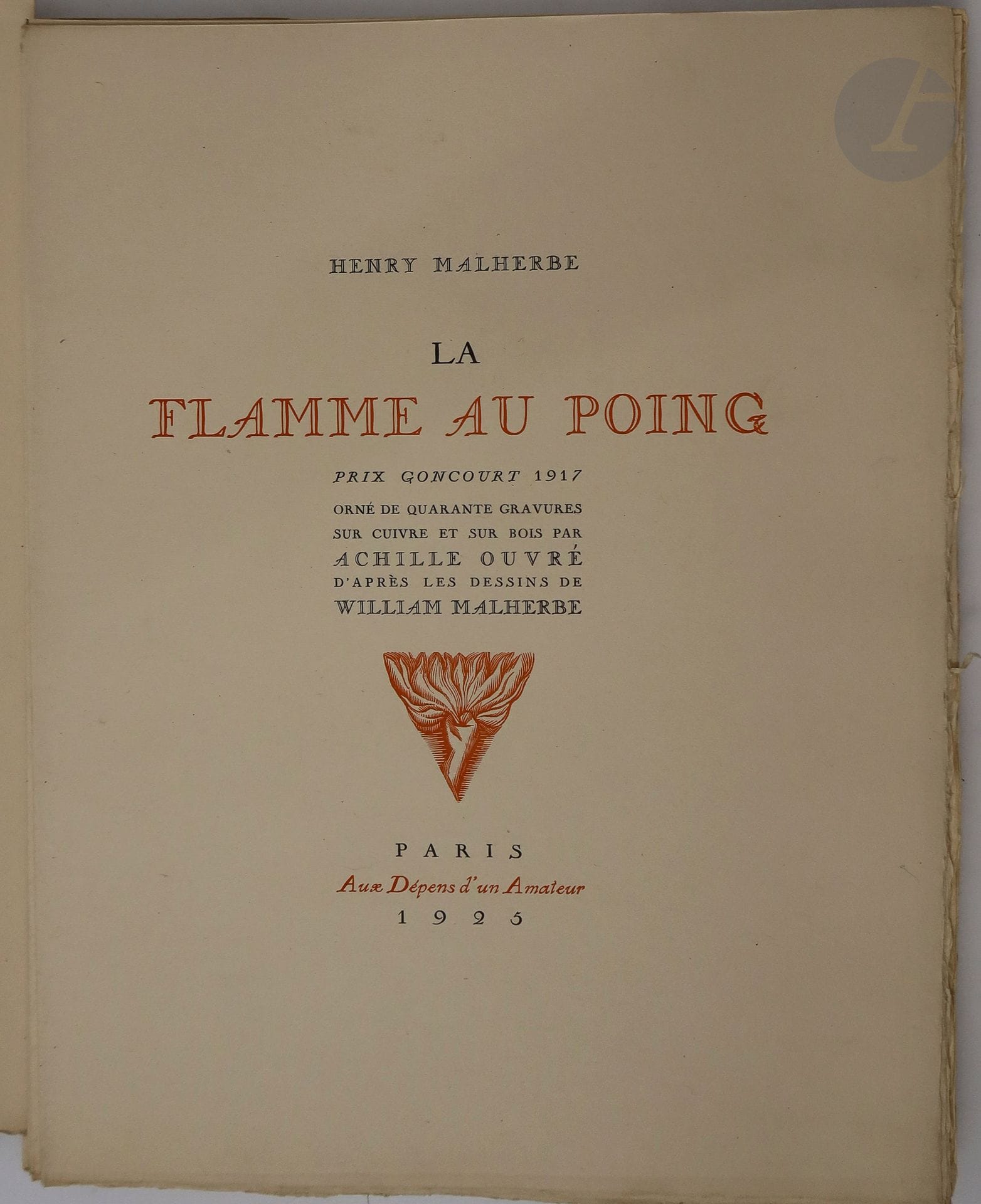 MALHERBE (Henry).
La Flamme au poing. Prix Goncourt 1917.
Paris : Aux Dépens d'un Amateur, 1925. — In-4, en feuilles, couverture rempliée, chemise et étui d'éditeur.

Édition tirée à 300 exemplaires plus quelques exemplaires de collaborateurs, illustrée de 40 compositions de William Malherbe gravées par Achille Ouvré, dont 15 sur cuivre et 25 sur bois.

Exemplaire de collaborateur sur vieux japon, spécialement imprimé pour le graveur Achille Ouvré, portant la signature autographe de ce dernier à la justification et enrichi d'une suite des gravures sur cuivre sur japon ancien, de 6 épreuves d'état, de 3 exemplaires du prospectus, dont l'un en état unique, ainsi que d'un essai unique de mise en page du titre.

Chemise et étui très abîmés, manque le dos de la chemise.