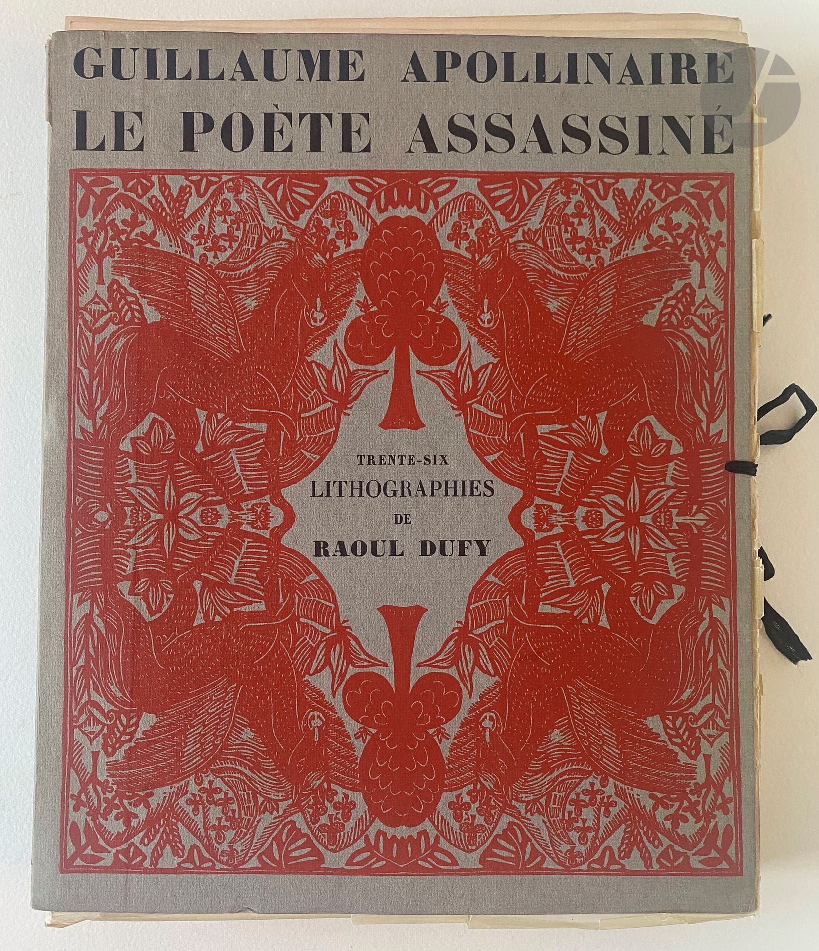 DUFY (Raoul) - APOLLINAIRE (Guillaume).
Le Poète assassiné.
Paris : Au Sans pareil, 1926. — In-4, broché, couverture rempliée, sous chemise cartonnée illustrée et à lacets de l'éditeur, et sous chemise à dos de basane bordeaux, étui.

Édition publiée à l'occasion du 8e anniversaire de la mort de Guillaume Apollinaire, formant le 3e volume de la « Grande collection ». Elle est illustrée de 36 lithographies de Raoul DUFY (1877-1953), dont 18 bandeaux et 18 hors-textes.

Tirage à 470 exemplaires. Un des 30 sur Hollande van Gelder, enrichis d'une suite des illustrations sur ancien papier à la forme du Japon.

Déchirures aux extrémités du dos de la chemise cartonnée de l'éditeur.