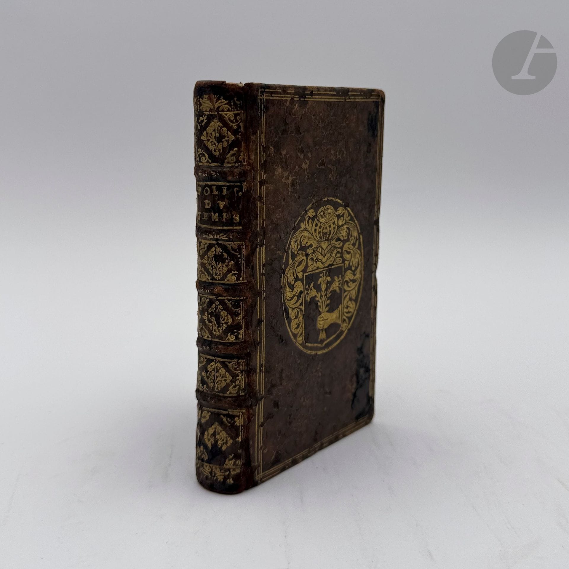 [LISOLA (François-Paul de)].
Le Politique du temps ou le conseil fidelle sur les mouvemens de la France. Tiré des evenemens passez pour servir d'instruction à la Triple Ligue.
Charleville : Louis François, 1671. — In-12, veau granité, triple filet doré en encadrement et armes dorées au centre sur les plats, dos à nerfs orné, tranches mouchetées (reliure de l'époque). 

Édition originale rare de ce pamphlet contre la politique de Louis XIV, attribué à François-Paul de Lisola (1613-1674), diplomate et pamphlétaire au service de l'Espagne.

Cet ouvrage avait pour but « de consolider la triple alliance conclue entre l'Espagne, l'Empire et la Hollande, et d'entraîner les autres puissances dans cette ligue, contre la France, dont on redoutait l'esprit de conquête » (Téchener, Bibliopoliana, 1888, pp. 863-864).

EXEMPLAIRE AUX ARMES DE JEAN DESMARETZ, receveur des finances à Soissons (1632), maître d'hôtel du Roi (1650), conseiller d'État (2 septembre 1652) puis intendant général des finances à Soissons (1664). Il épousa Marie Colbert, sœur de Jean-Baptiste Colbert, le 24 juin 1646.

Petit manque à la coiffe de tête, traces sombres sur le premier plat, coins légèrement émoussés.