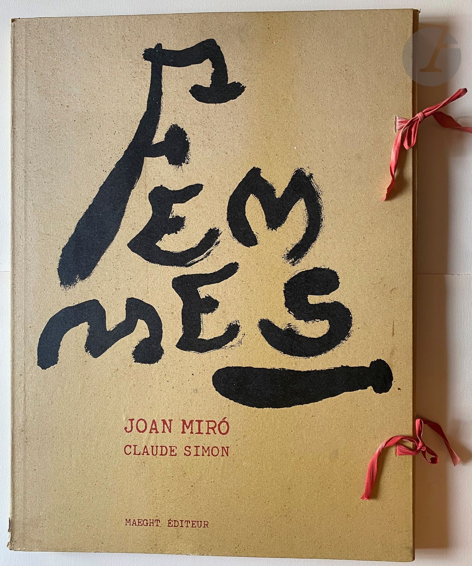 MIRÓ (Joan) - SIMON (Claude).
Femmes.
Paris : Maeght éditeur, [1965]. — In-plano, en feuilles, couverture rempliée, sous emboîtage de l'éditeur.

Édition originale de ce texte de Claude Simon reproduit par agrandissement photographique de la copie dactylographiée, composé à partir de 23 peintures de Joan MIRÓ réalisées sur des toiles de sac. Elle est illustrée de la reproduction hors texte en couleurs des 23 peintures, avec légende au verso. Le frontispice, la page de titre et celle de la justification, ont été réalisées d'après des bois gravés spécialement par l'artiste.

Exemplaire du tirage courant.
Emboîtage légèrement passé, déchirure sans manque à un rabat de la couverture.