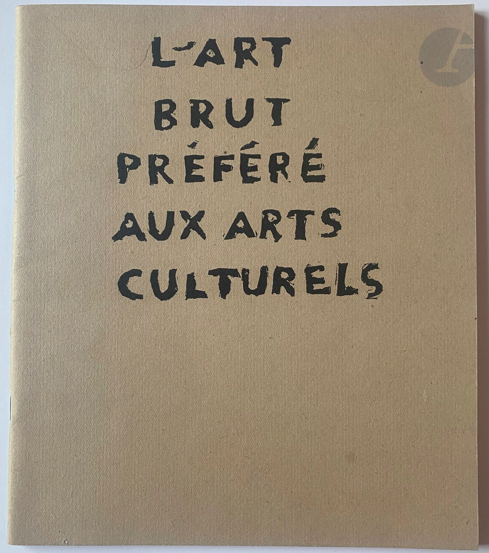 [ART BRUT - DUBUFFET (Jean)].
L'Art brut préféré aux arts culturels.
[Paris : Galerie René Drouin, 1949]. — Plaquette in-8 carré, agrafée.

Très important catalogue de l'exposition organisée en octobre 1949 à la Galerie René Drouin par la Compagnie de l'Art Brut.

Il débute par un long texte-manifeste de Jean Dubuffet sur cet art particulier et se poursuit par la liste des 200 œuvres qui appartenaient presque toutes à la compagnie. Il est illustré de nombreuses reproductions en noir, dans le texte et à pleine page.

Exemplaire du tirage courant, sur papiers de différentes couleurs, très bien conservé.
