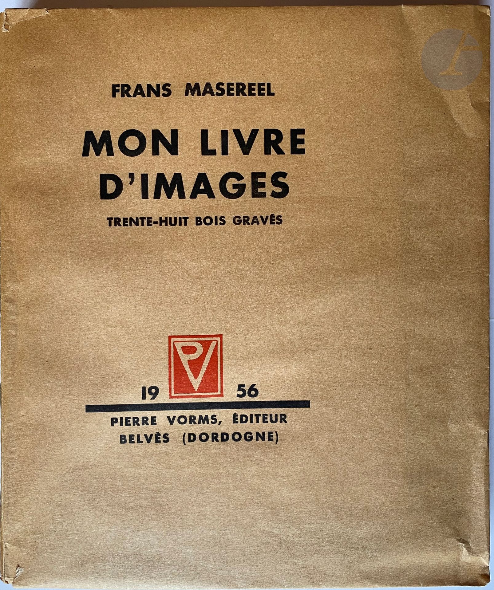 MASEREEL (Frans).
Mon livre d'images.
Belvès : Pierre Vorms, 1956. —In-4, broché, couverture rempliée, emboîtage moderne à dos de toile noire (L. Strid).

Édition originale de cet album de Frans Masereel (1889-1972).

Cet artiste belge fait partie des grands graveurs européens du XXe siècle. Illustrateur de nombreuses œuvres littéraires, il est surtout connu pour ses recueils de bois dont plusieurs forment des romans en images. Ces recueils sont des peintures de la misère humaine, de l'avidité des oppresseurs, des souffrances des opprimés ou encore des tourments de la passion.

Celui-ci est formé de 38 bois originaux à pleine page. Le tirage a été limité à 155 exemplaires numérotés et signés par Masereel à la justification.

UN DES 20 PREMIERS SUR PUR CHIFFON D'AUVERGNE DES MOULINS RICHARD DE BAS, accompagnés de l'épreuve d'une gravure sur bois refusées, numérotée et signée par l'artiste.

Exemplaires très bien conservé malgré deux petites déchirures sans manque à la couverture, enrichi de 4 prospectus publicitaires de l'éditeur et d'un ex-dono en suédois sur le second feuillet blanc. Bel emboîtage réalisé par le relieur suédois Lars Strid.