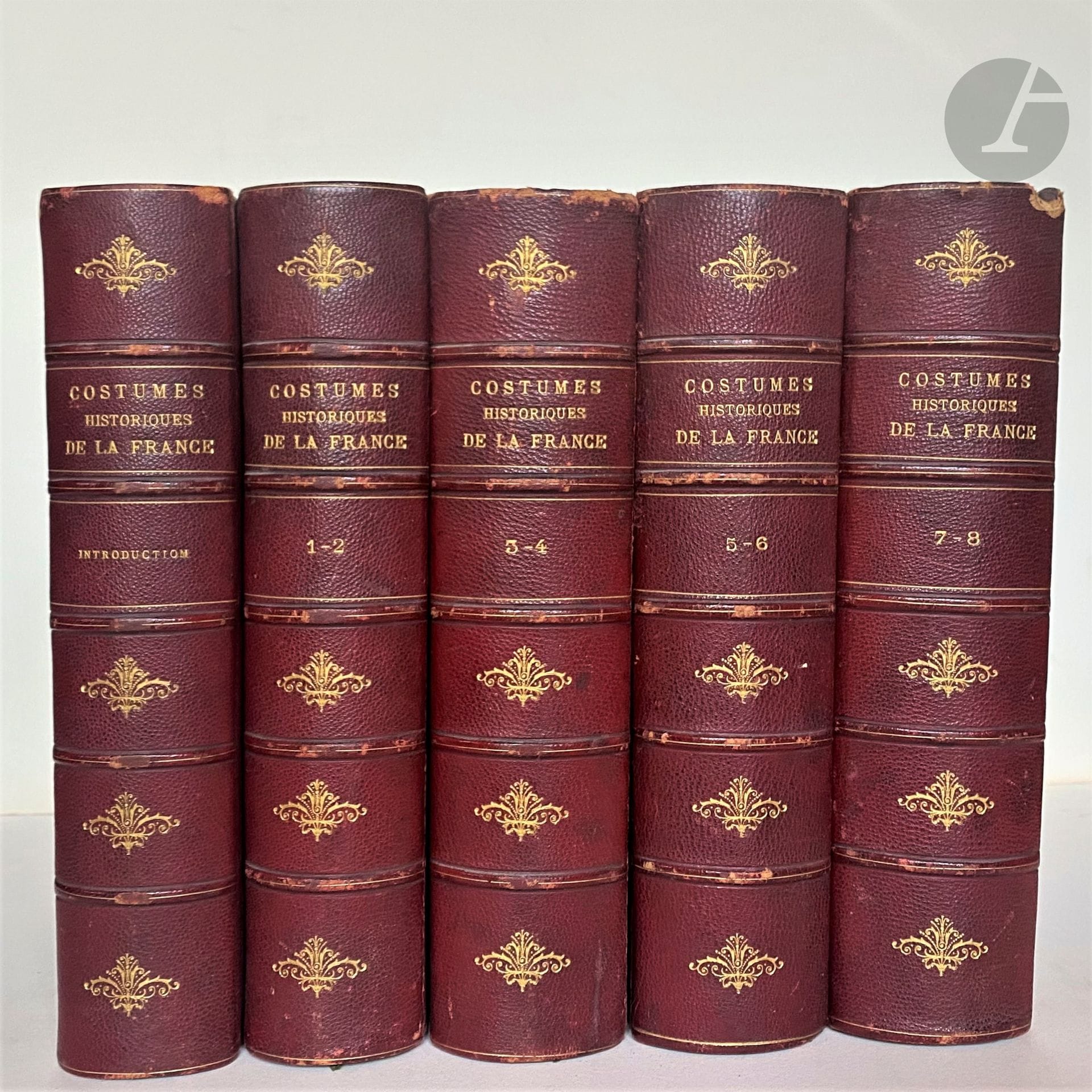 [LACROIX (Paul)].
Costumes historiques de la France. D'après les Monuments les plus authentiques, Statues, Bas-reliefs, Tombeaux, Sceaux, Monnaies, Peintures à fresque, Tableaux, Vitraux, Miniatures, Estampes, Etc., etc. avec un texte descriptif précédé de l'Histoire de la vie privée des français Depuis l'origine de la monarchie jusqu'à nos jours, et suivi d'un recueil curieux de pièces originales, rares ou inédites, en prose et en vers, sur le costume et les révolutions de la mode en France par Le Bibliophile Jacob.
Paris : administration de librairie, [1852]-1860. —10 tomes en 5 volumes in-8, demi-maroquin rouge, dos à nerfs orné, tranches mouchetées (reliure de l'époque).

Colas 1702.

Édition en partie originale. «L'Histoire de la vie privée des français » et le « Recueil curieux de pièces originales » de Paul Lacroix, forment respectivement les tomes 9 et 10.

L'illustration comprend 640 planches, la grande majorité de costumes.
Exemplaire en reliure de l'époque, comprenant la plupart des planches en noir, sans encadrement ni signature. Le tome 8 est à l'adresse de Ch. de La Motte et porte la date de 1860.
Frottements d'usage. Manque à la coiffe de tête du quatrième volume. Feuillets roussis.