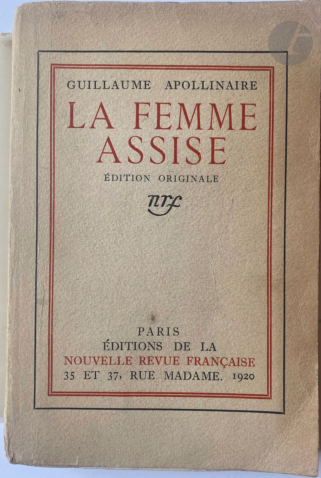 APOLLINAIRE (Guillaume).
L'Hérésiarque & Cie.
Paris : P.-V. Stock, 1910. — In-18, broché.

Édition originale dédiée à Thadée Natanson.

Sous ce titre «L'Hérésiarque et compagnie », Apollinaire propose une suite de courts récits fantastiques influencés entre autres par Hoffmann, Poe, Villiers de L'Isle-Adam ou encore Nerval, où se mêlent des ivrognes, des alchimistes, des prêtres hérétiques, etc. Cette œuvre est considérée comme le chef-d'œuvre d'Apollinaire prosateur.

Exemplaire sur papier d'édition, très bien conservé.
Joint une reproduction du bristol qu'Apollinaire punaisait sur sa porte, indiquant : « On est prié de ne pas emmerder le Monde S. V. P. »

On joint, du même auteur :
- LA FEMME ASSISE. Paris : Éditions de la Nouvelle Revue Française, 1920. — In-12, broché
Édition originale. 1/800 exemplaires réservés aux amis de l'édition originale.
Couverture brunie, petites déchirures aux charnières.
Joint une seconde reproduction du bristol qu'Apollinaire punaisait sur sa porte, indiquant : « On est prié de ne pas emmerder le Monde S. V. P. ».