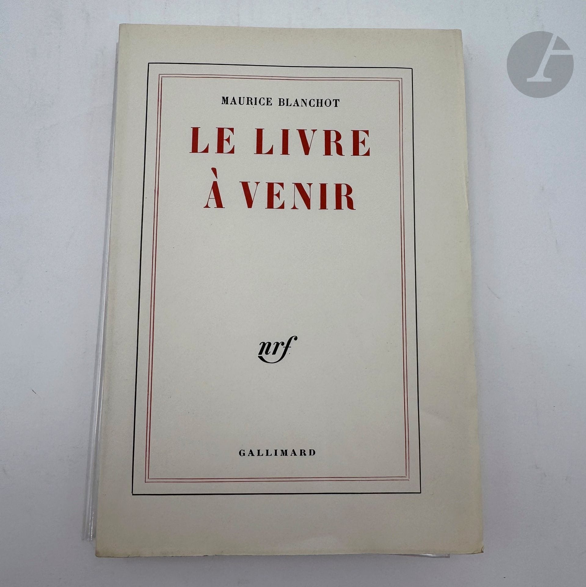 BLANCHOT (Maurice).
Le Livre à venir.
Paris : Gallimard, [1959]. — In-8, broché.

Édition originale.

Un des 25 exemplaires sur papier vélin pur-fil Lafuma-Navarre, seul tirage sur grand papier, celui-ci portant le numéro 1.

Petite et discrète mouillure au bas du dos.