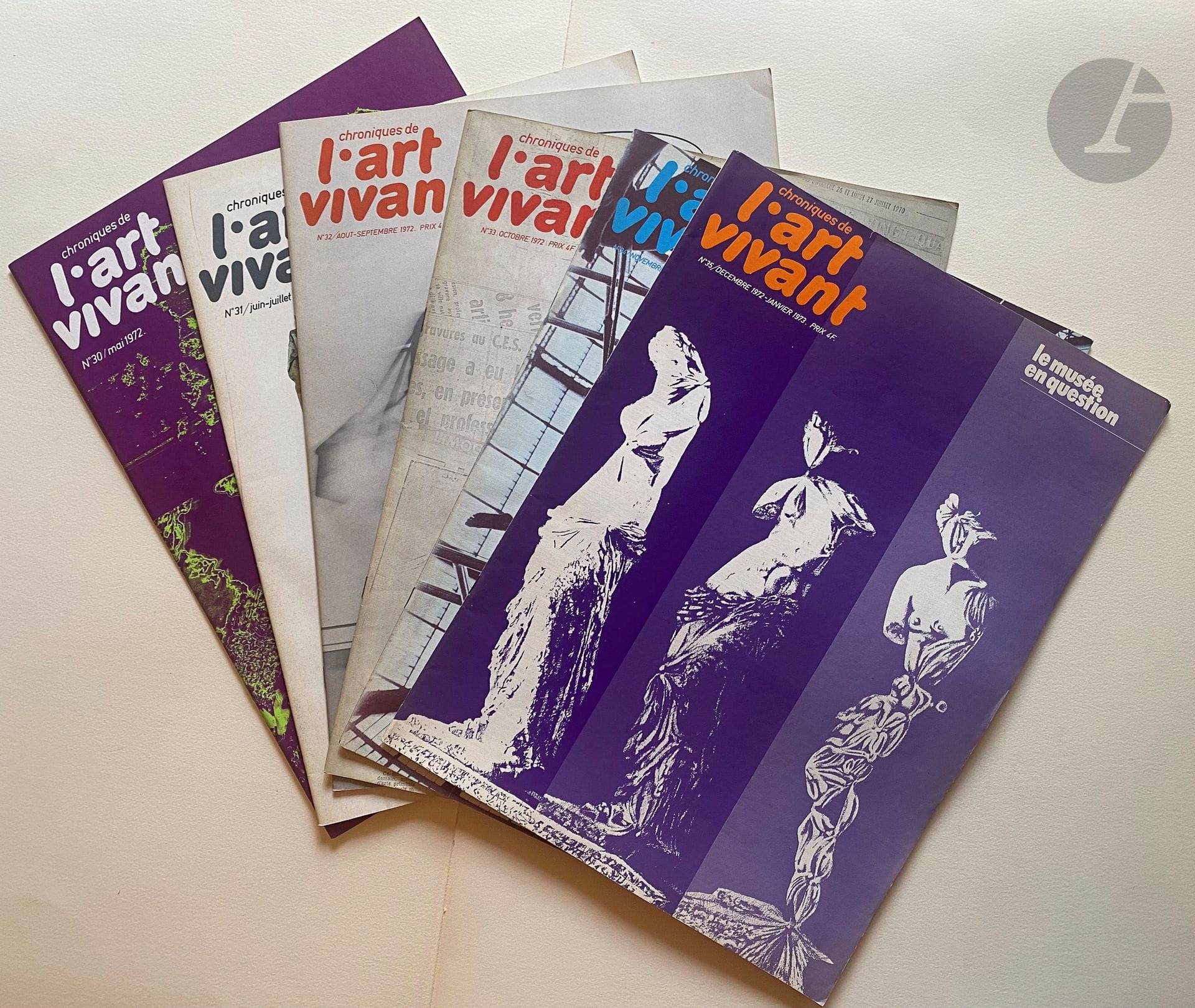 [REVUE].
Chroniques de l'art vivant.
Paris : Maeght, 1968-1973. —58 volumes in-4, agrafés.

Collection complète des 58 numéros de cette célèbre revue lancée par Adrien Maeght et dirigée par Jean Clair. Elle parut en 2 séries, la première en 36 numéros de 1968 à 1973, comprenant un numéro 1bis, et la seconde en 22 numéros, dans un format légèrement plus petit, de 1973 à 1975, soit les numéro 36 à 57.

Abordant les principales expressions artistiques, telles que la peinture, la gravure, la photographie, le cinéma ou encore la musique, ce périodique, considérée comme la première revue internationale d'art contemporain en France, défendit aussi bien les artistes consacrés que les jeunes créateurs de l'après-guerre.

Exemplaires très bien conservés, bien complet du numéro 1bis.