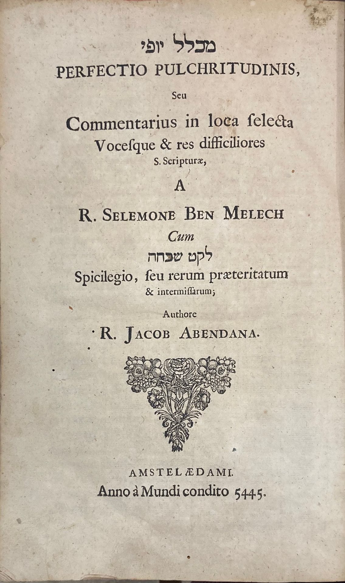 AMSTERDAM – JUIFS PORTUGAIS
Michlol Yofi – Perfectio Pulchritudinis, de Salomon ben Melekh, suivi de Leket Shikhah - Spicilegium, de Jacob Abendana, Amsterdam, chez David Castro Tartas,1684, in-4 [4], 220 p. Rel. ép. en matériaux de réemploi: dos en vélin (charte du XVIe siècle) et plats couverts de feuillets typographiés. Petit travail de vers marginal, sinon très bel exemplaire.
Commentaire grammatical de la Bible par R. Solomon ibn Melekh (XVIe siècle), avec le commentaire Lekket Shikhah de R. Jacob ben Joseph Abendana (1630-1685). Publié pour la première fois à Constantinople, le Mikhlol Yofi après celles de Constantinople (1549) et d’Amsterdam (1660-1661).
Abendana est probablement né en Espagne dans une famille marrane, qu'il a quittée très jeune pour Hambourg, avant de s'installer à Amsterdam, où il a occupé une position éminente dans la communauté juive. En 1681, il devient docteur de la Loi dans la synagogue séphardite de Londres. Il était aussi médecin. Le frère d'Abendana, Isaac, était professeur d'hébreu à l'université de Cambridge et a préparé une traduction latine de la Mishna qui n'a pas encore été publiée. Dans ce volume, le texte de Jacob Abendana est précédé par une préface d’Isaac.
Il s'agit du premier livre hébreu écrit par un juif et comportant des approbations en latin d'érudits chrétiens, dans le but d'attirer des abonnés parmi les hébraïsants chrétiens. Il y a une page de titre en latin et les approbations en latin, la première de Johannes Buxtorf, la seconde de quatre professeurs de Leyde.
Le volume a été publié par David de Castro Tartas, un imprimeur juif portugais d'Amsterdam. David était l'un des trois fils de « nouveaux chrétiens » portugais qui s'étaient échappés de Bragance et s'étaient installés dans la localité gasconne de Tartas. En 1640, ils ont émigré à Amsterdam pour vivre librement en tant que juifs, tout en conservant le nom de « Tartas ». David de Castro Tartas a commencé comme typographe dans l'imprimerie de Menasseh Ben Israël. (Zedner 729; Vinograd, Amsterdam 508).