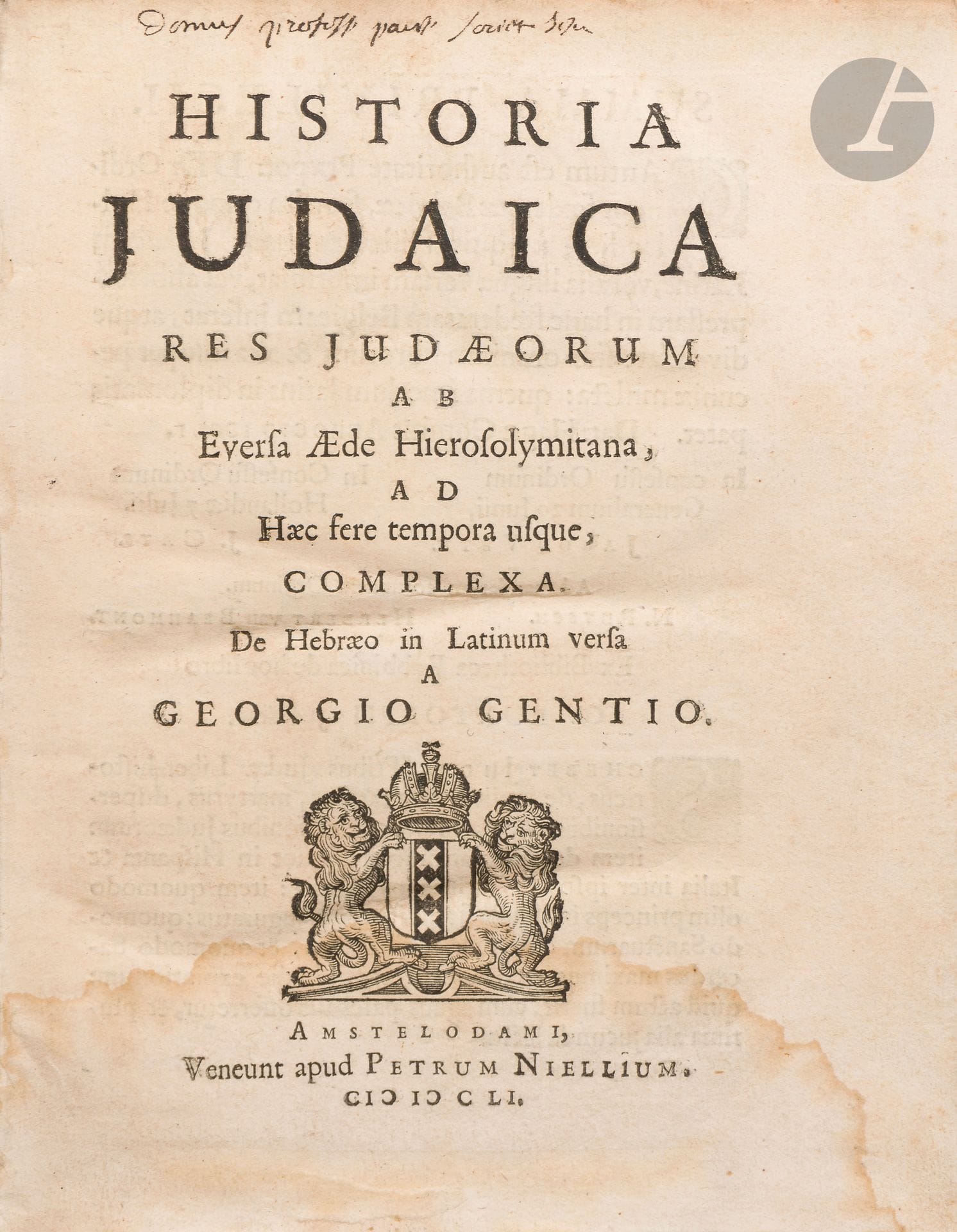HISTORIOGRAPHIE JUIVE - SHELOMO IBN VERGA
(SALOMON IBN VERGA) – Historia Judaica res judaeorum ab eversa aede hierosolymitana, ad haec fere tempora usque, complexa de hebraeo in latinum versa a Georgio Gentio. Amsterdam, Niellis, 1651, 1 vol. petit in 4° carré, rel. ép. plein vélin rigide à recouvrements, dos lisse portant le titre manuscrit, tranches mouchetées. Ex-libris gravé aux armes de Daniel Huet collé sur le premier contreplat et une page de notes autographes de celui-ci au verso du dernier feuillet de garde.
Écrit par un célèbre rabbin espagnol, Salomon Ibn Verga, ce livre, traduit en latin par l’orientaliste allemand Georges Gentius (1618-1687), publié en hébreu dès 1550, est à la fois une chronique très documentée des persécutions subies par les Juifs jusqu’au XVIe siècle et une des premières réflexions profondes sur les origines de l’antisémitisme. L’auteur, à la fois médecin, rabbin et homme d’état, avait quitté l’Espagne pour le Portugal en 1492, avait été la victime de la conversion forcée de 1497 et n’avait pu fuir la péninsule ibérique et l’Inquisition qu’en 1508.
L’exemplaire provient d’une des plus importantes bibliothèques françaises de l’époque, celle du grand humaniste Daniel Huet (1630-1721), auteur de nombreux ouvrages et de Mémoires, académicien et familier de Mesdames de Sévigné, de La Fayette, de Scudéry et de Rambouillet. Comme le rappelle l’ex libris gravé, Daniel Huet, évêque de Soissons puis d’Avranches, sous précepteur (choisi par le duc de Montausier, gendre de Madame de Rambouillet) du Dauphin fils de Louis XIV, avait, de son vivant (en 1692), donné sa bibliothèque à la Maison professe des jésuites, dont l’ex-libris manuscrit figure sur le feuillet de titre. Daniel Huet annotait rarement ses livres, et la présence d’une page entière autographe, à la fin, est exceptionnelle. A la réserve d’une mouillure claire sur la page de titre, bel exemplaire en condition d’époque