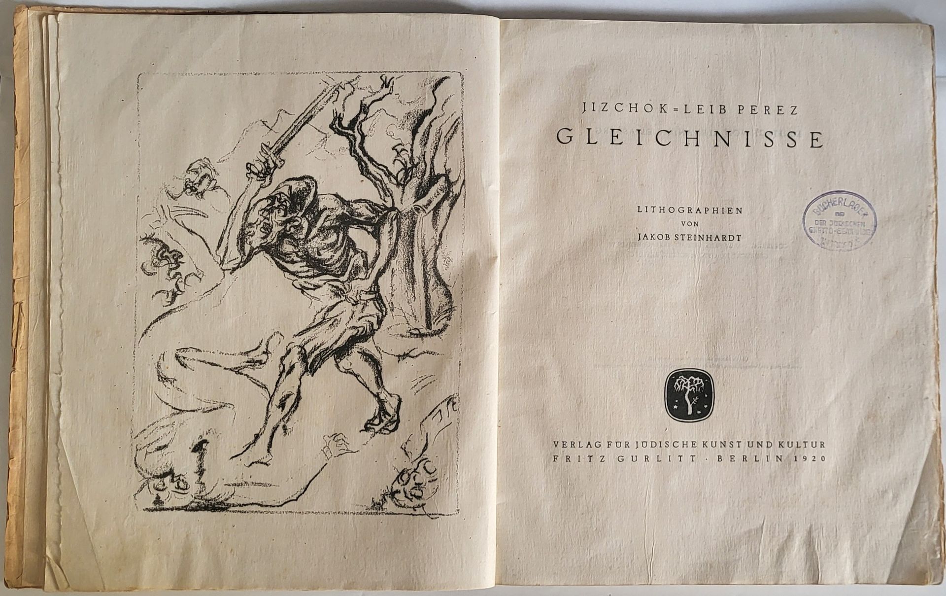 PEREZ Jizchok Leib — Gleichnisse.
Berlin, Fritz Gurlitt, 1920.
In-4, 88 pp., [1] p., couverture imprimée d’origine, huit nouvelles de l'écrivain juif Isaac Leib
Peretz, traduites du yiddish en allemand par Alexander Eliasberg et illustré de 9 lithographies, frontispice inclus, par Jacob Steinhardt.
Cachets sur les contre-gardes de la bibliothèque du ghetto de Kaunas Vilijampolé en Lituanie.
Exemplaire en état d’usage.