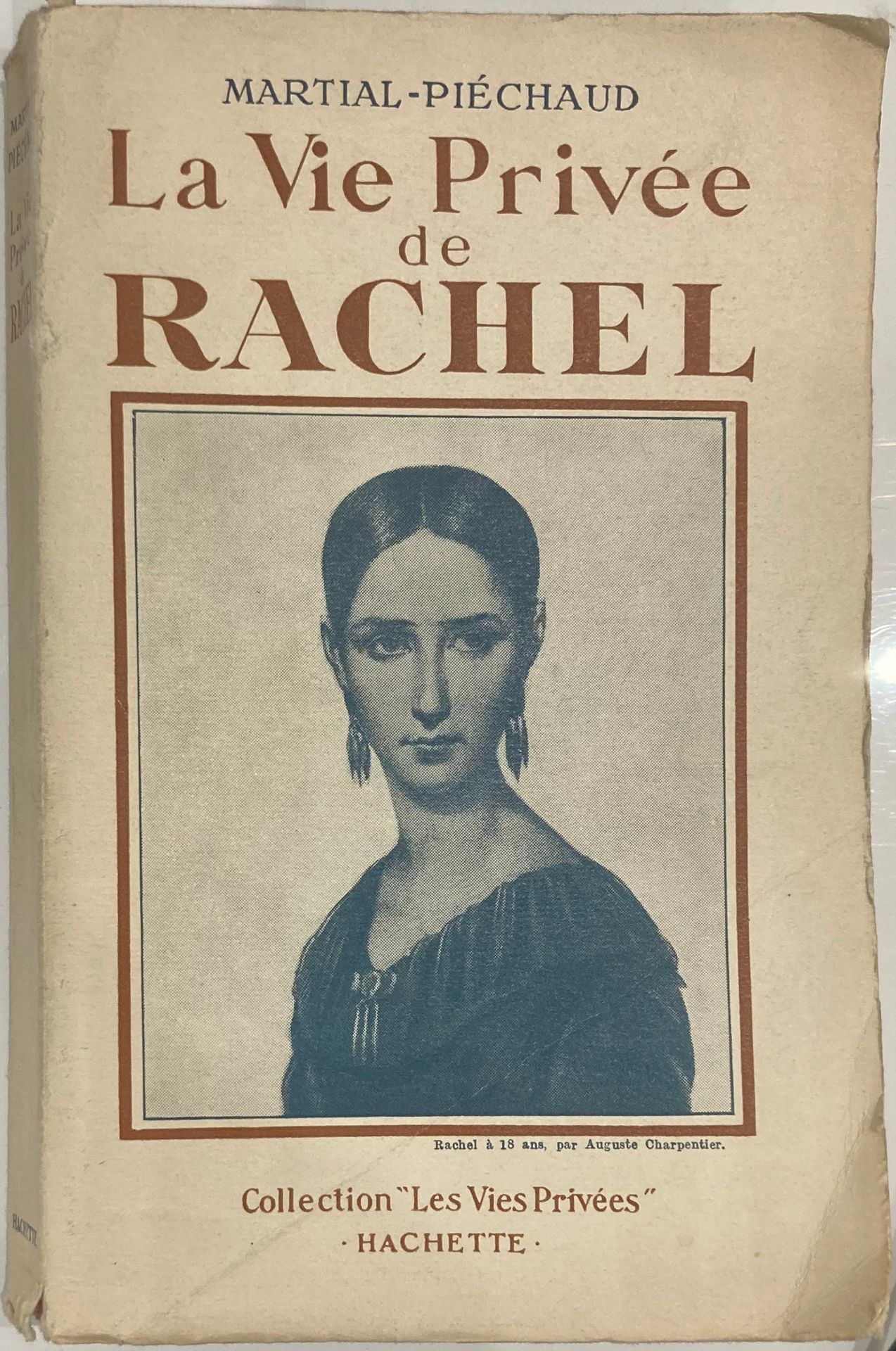 RACHEL
Lot de quatre ouvrages sur la vie de la tragédienne Rachel (1821-1858):
- Auguste Bolot, Mademoiselle Rachel et l’avenir du théâtre français, Paris, Rousseau, 1839, envoi de l’auteur.
- Valentine Thomson, La vie sentimentale de Rachel d’après des lettres inédites, Paris, Calmann-Lévy, 1910. Cartonnage d’époque, bon état.
- Martial-Piéchaud, La Vie privée de Rachel, coll. «Les vies privées», Hachette, 1954. Couv. ép.
- J. Lucas Dubreton, Rachel, Paris, Tallandier, 1936. Couv. ép.
