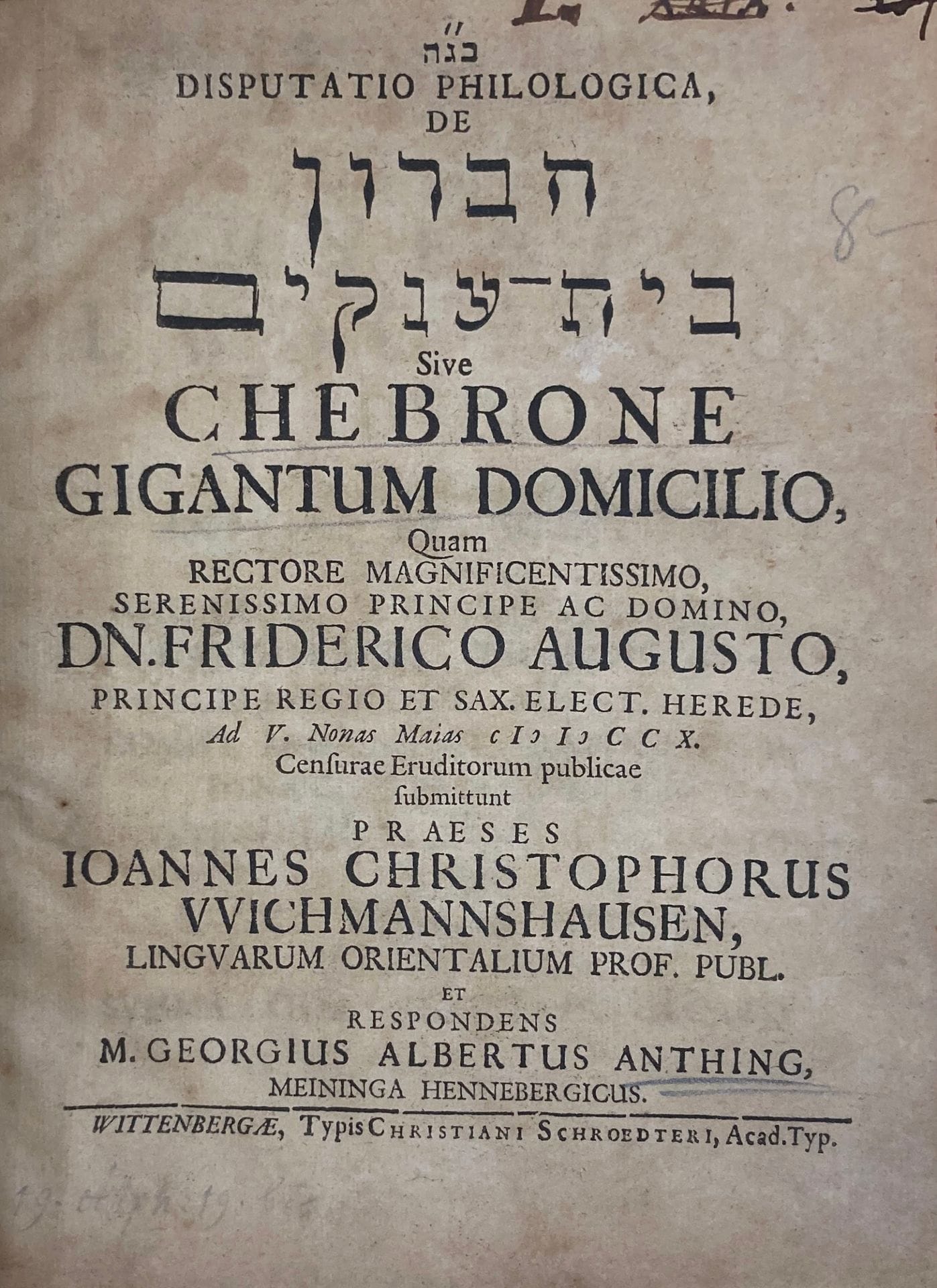 THÈSE – HÉBRAÏSME CHRETIEN
Johann Christoph Wichmannshausen, Disputatio Philologica, De Ḥevron bet ʿanaḳim Sive Chebrone Gigantum Domicilio, Christian Schroedter, Wittenberg, 1710. In-8, 34 (5) p., brochure en papier gris, tranches rouges.
Rare thèse de philologie hébraïque d’un érudit allemand, commentant les mentions bibliques de «géants» (Anakim) vivant dans le voisinage d’Hébron (Genèse 23:2; Josué 15:13).