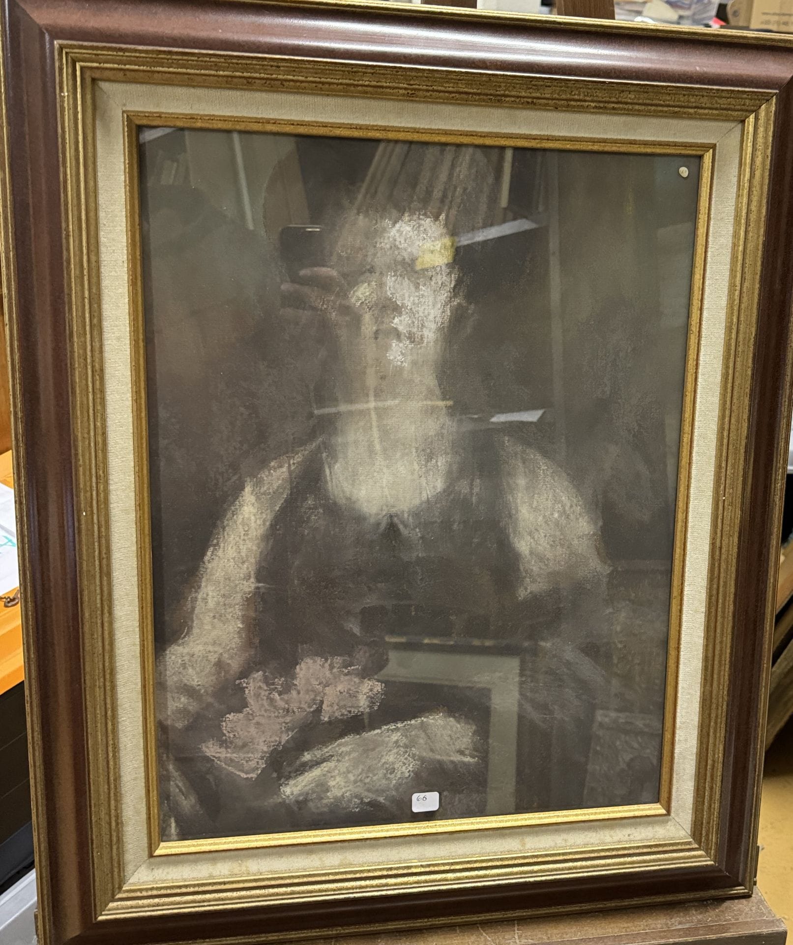 Nicolas le GOUGUEC
Portrait d'une femme tenant un éventail, 98. 
Pastel, signée en bas à droite. 
56 x 43 cm
Joint : 
- MOTKE, Personnages. Gouache, 1993, signé en français et en hébreu, annoté en hébreu, 23 x 29 cm
- ÉCOLE MODERNE, Vol d'oiseau. Eau-forte, signée, datée 59 et numérotée. Tirage à 15 épreuves.