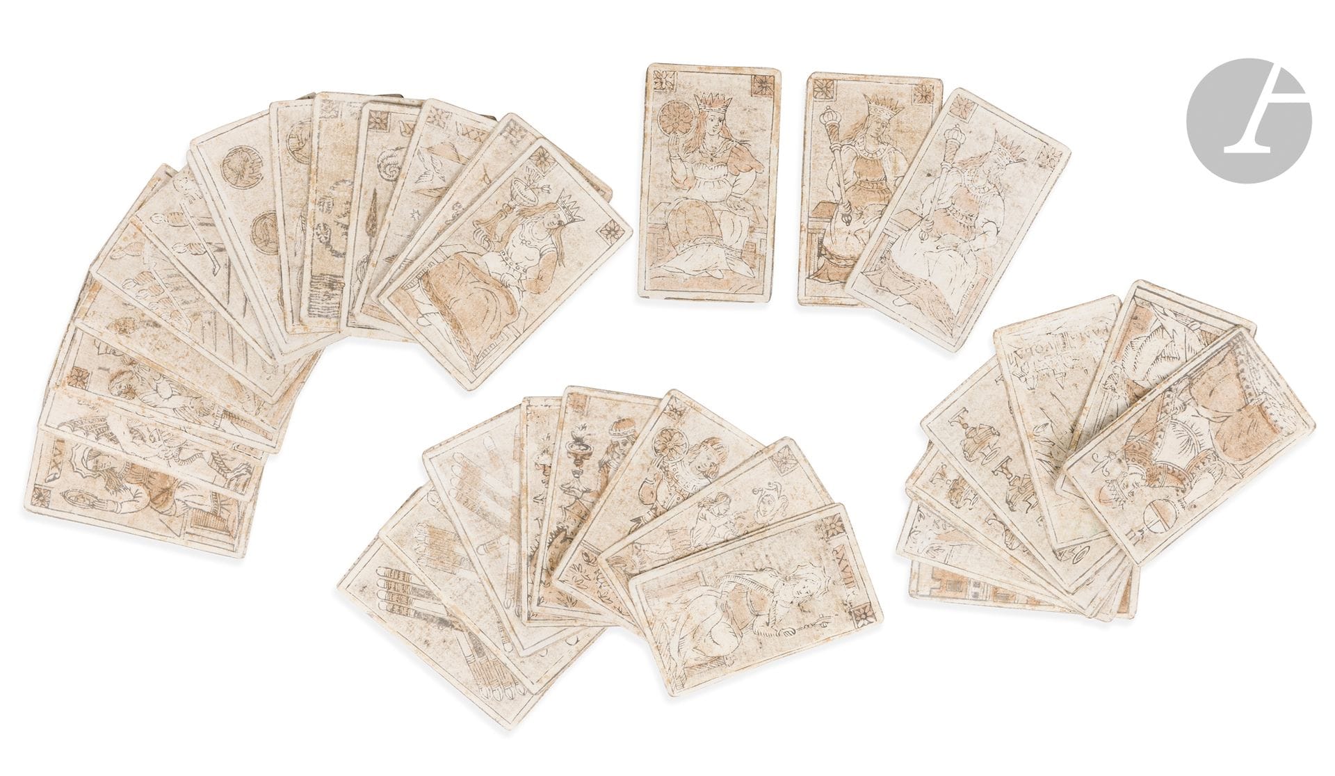 [CARTES À JOUER].
[Ensemble de 34 cartes de minchiate].
[Italie, fin XVIe début XVIIe siècle]. — 34 cartes de 101 x 58, sous emboîtage moderne en maroquin vert, doublé de velours gris, réalisé par Marc Ollivier.

Rarissime ensemble de 34 lames de quatre ou cinq jeux de minchiate, découvertes dans une baignoire lors du trempage des cartons d’une reliure italienne de la fin du XVIe ou du début du XVIIe siècle (dans le cadre d’une restauration).

Le minchiate est un jeu de carte qui apparut à Florence en Italie au début du XVIe siècle. Dérivé du tarot, mais plus complexe, il se compose de 97 cartes comprenant des enseignes, des atouts et un fou.

Parmi les 34 cartes du présent ensemble, 21 sont des enseignes, 13 sont des atouts, et une est un fou, toutes sont gravées sur bois. Trente-trois proviennent de 3 ou 4 jeux différents ; 26 d’entre elles présentent au verso un décor d’une composition symétrique de feuillage stylisé avec un encadrement de pointillés, et 7 possèdent également un cadre de pointillés mais avec, au centre, les armes des Médicis surmontant la mention « Poverone ». Une dernière carte, figurant la maison du diable, est plus archaïque et semble plus ancienne ; elle possède également au verso les armes des Médicis mais surmontant le nom « Firenze » désignant la ville de Florence.

Comme ces lames sont apparues lors d’un lavage et étaient utilisées pour une reliure, les couleurs d’origines sont effacées. Elles présentent également des salissures, des taches et quelques usures. L’une d’elles a été coupée en tête et celle portant l’indication de « Firenze » présente une déchirure touchant la gravure.