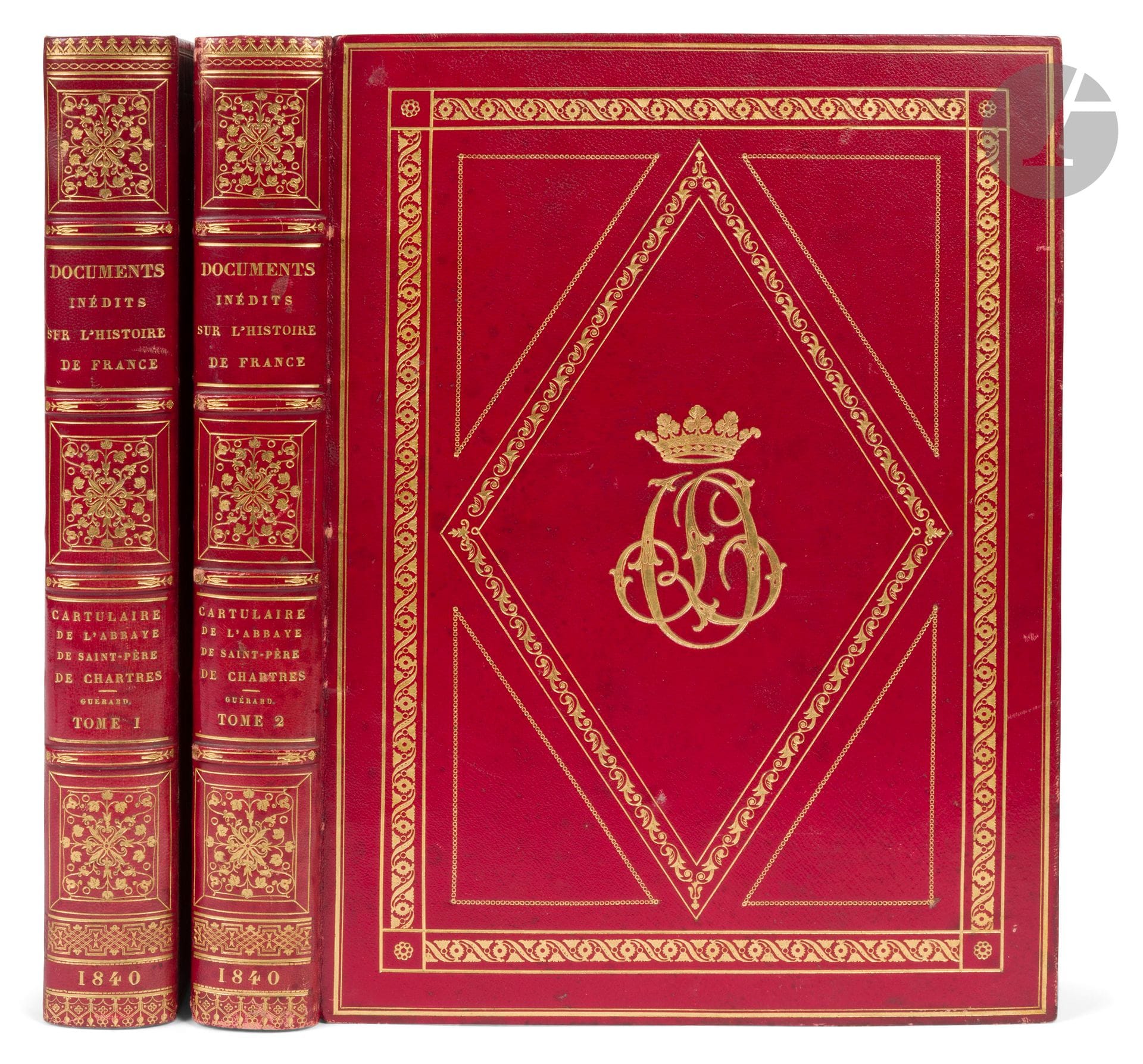 GUÉRARD (Benjamin).
Collection des cartulaires de France. Cartulaire de l’abbaye de Saint-Père de Chartres.
Paris : imprimerie de Crapelet, 1840. —2 volumes in-4, 310 x 226 : (2 ff.), ccclxx pp., (1 f.), 254 pp. ; (2 ff.), pp. (257)-848. Maroquin rouge, encadrement losange rectangle composé de roulettes et de filets dorés et monogramme LO couronné doré au centre sur les plats, dos à nerfs orné, roulette dorée intérieure, doublures et gardes de tabis bleu, tranches dorées (reliure de l’époque).

Première édition du Cartulaire de l’abbaye de Saint-Père de Chartres, publiée par ordre du roi par l’historien médiéviste Benjamin Guérard (1797-1854), membre de l’institut.

« Paul, religieux de l’abbaye de Saint-Père-en-Vallée de Chartres, vivait au XIe siècle. Le plus ancien acte de date certaine où il figure est de 1060, le plus récent de 1088. D’après les titres qu’il prend dans ces actes, on voit qu’il était trésorier de l’abbaye de Saint-Père. Il s’occupa de mettre en ordre et de copier toutes les chartes originales du monastère où il vivait ; il y joignit une sorte de chronique placée en tête de son cartulaire. Il donna le nom d’Aganon à son ouvrage, en mémoire de l’évêque de Chartres, Aganon, qui vivait de 926 à 941, et qui rétablit l’abbaye de Saint-Père, détruite pendant les désastres des siècles précédents. Le Cartulaire du moine Paul, conservé en original à la bibliothèque communale de Chartres, a servi de base au grand ouvrage de Guérard : Cartulaire de l’abbaye de Saint-Père de Chartres » (Mémoires de la Société archéologique de l’Orléanais, 1883, vol. 19, p. 335).

L’édition débute par d’importants prolégomènes par Guérard, comprenant en appendice le Pouillé (registre ecclésiastique) du diocèse de Chartres tiré d’un manuscrit rédigé dans la seconde moitié du XIIIe siècle. Suit le cartulaire divisé en trois parties, la première contenant le recueil écrit par le moine Paul, la seconde comprenant le Codex argentis ou le Livre d’argent, écrit vers 1200, et la troisième réunissant les chartes recueillies par le bénédictin D. Muley qui avait été envoyé à Chartres en octobre 1772 pour y mettre en ordres les archives de l’abbaye de Saint-Père. 

Ces deux volumes forment les tomes I et II de la « Collection des cartulaires de France ».

Précieux exemplaire tiré sur grand papier vélin, relié pour Louis d’Orléans, duc de Nemours (1814-1896), avec son chiffre couronné sur les plats (OHR 2585, fig. 11). Il était le second fils de Louis-Philippe Ier et de Marie-Amélie de Bourbon-Sicile. Il possédait une bibliothèque importante qui, après sa mort, passa entre les mains de son fils le duc de Vendôme. Elle fut dispersée aux enchères en 1931 et 1932.

Légère griffure sur le second plat du premier volume, et minimes frottements d’usage. Rousseurs.