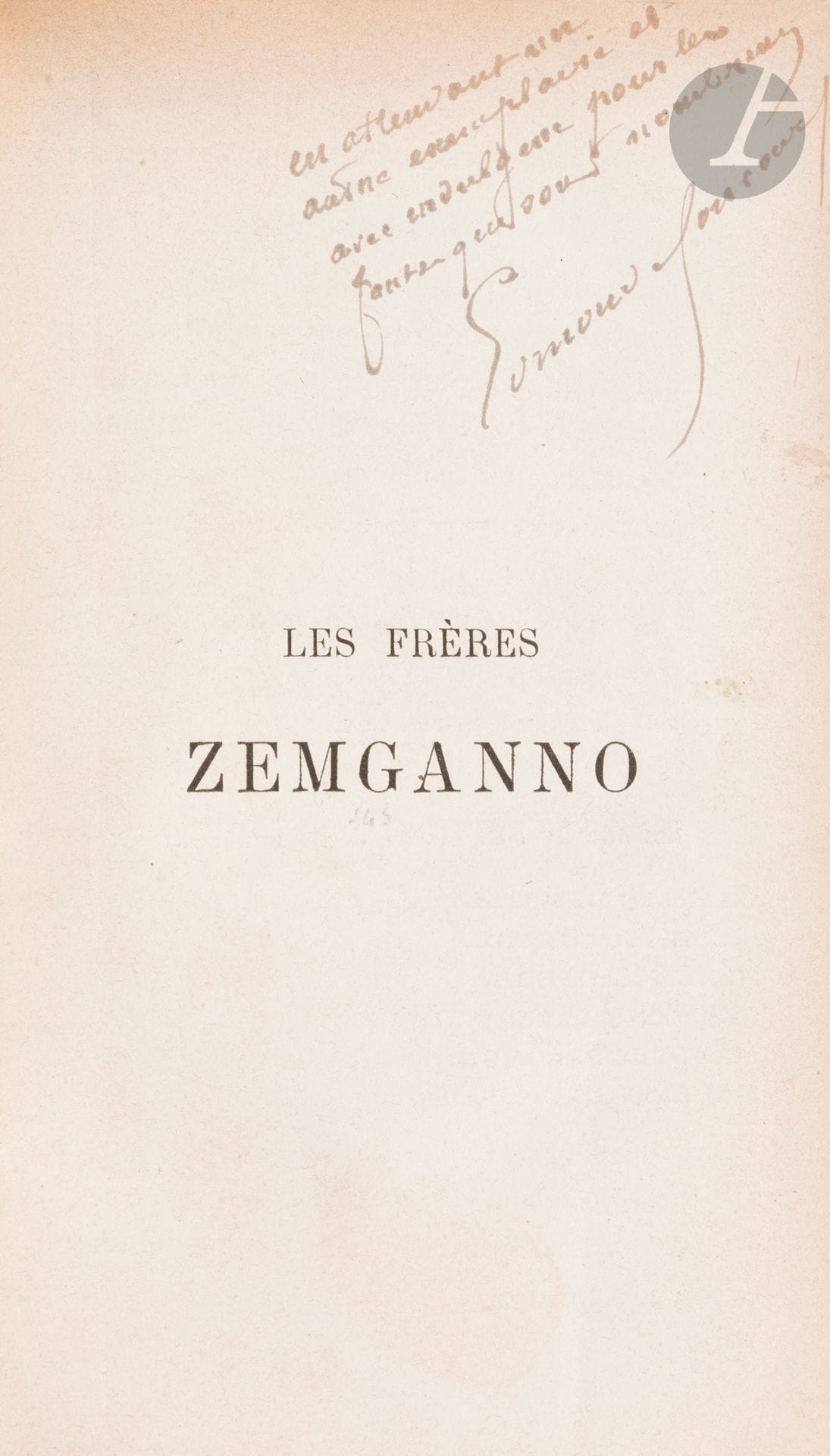 GONCOURT (Edmond).
Les Frères Zemganno.
Paris : G. Charpentier, 1879. — In-18, 176 x 112 : XII, 375 pp. Demi-chagrin bleu foncé, dos à nerfs, tranches mouchetées (reliure de l’époque). 
Édition originale dédiée à Julia Daudet, de la première œuvre écrite par Edmond de Goncourt sans la collaboration de son frère Jules mort en 1870.

PRÉCIEUX EXEMPLAIRE DE JULIA DAUDET, DÉDICATAIRE DE L’OUVRAGE, comprenant son cachet sur la première garde blanche et cet envoi autographe signé de l’auteur sur le faux titre :
En attendant un // autre exemplaire et // avec indulgence pour les // 
fautes qui sont nombreuses // Edmond de Goncourt

Julia Daudet n’avait jamais connu Jules de Goncourt mais révéla que ce titre était un roman sur l’amour de l’auteur pour son frère : « un monument d’amour fraternel et l’histoire de la collaboration des Goncourt. » On sait grâce à la correspondance de l’auteur, que Julia Daudet reçut cet exemplaire dès sa parution et même sans doute avant sa parution officielle qui eut lieu le 30 avril 1879. En effet, dans une lettre datée du 1er mai 1879, Julia Daudet écrit à Edmond de Goncourt pour lui dire tout le bien qu’elle pense de cet ouvrage et pour le remercier de lui avoir dédié : « Quel beau livre et quel livre de profonde émotion ; ce que nous en savions nous l’avait fait connaître mais rien ne vaut l’enchaînement de ces chapitres que vous seul savez faire et qui ressemblent aux larges strophes d’un poème. […] En lisant mon nom à l’entrée d’une œuvre si intimement sentie, écrite par vous avec tant d’élan, je n’ai pas éprouvé seulement un petit bonheur d’orgueil mais encore une vraie joie d’amitié. D’abord l’histoire de votre collaboration fraternelle y est toute entière et me touche par plus d’un point ; puis, pardonnez-moi, ces deux frères à cette différence d’âge, ces Zemganno maintenant en pleine possession de leur gloire, il me semble que je les retrouve un peu chez moi, dans mon grand et dans mon petit » (Goncourt-Daudet, Correspondance, 1996, p. 68).

Julia ne s’arrêta pas là puisqu’elle donna au Journal Officiel du 3 juin 1879, un article sur le livre sous le pseudonyme de Karl Steen. Goncourt la remercia dans une lettre du 11 juin : « Votre article, chère madame, est une analyse toute charmante, toute poétique, toute émue de mes Zemganno et me venge un peu de la série d’éreintements qui leur sont tombés sur le dos » (Ibid, p. 69).

Feuillets légèrement brunis, sinon exemplaire très bien conservé.

Provenance :
Julia Daudet, avec cachet ex-libris et envoi de l’auteur.