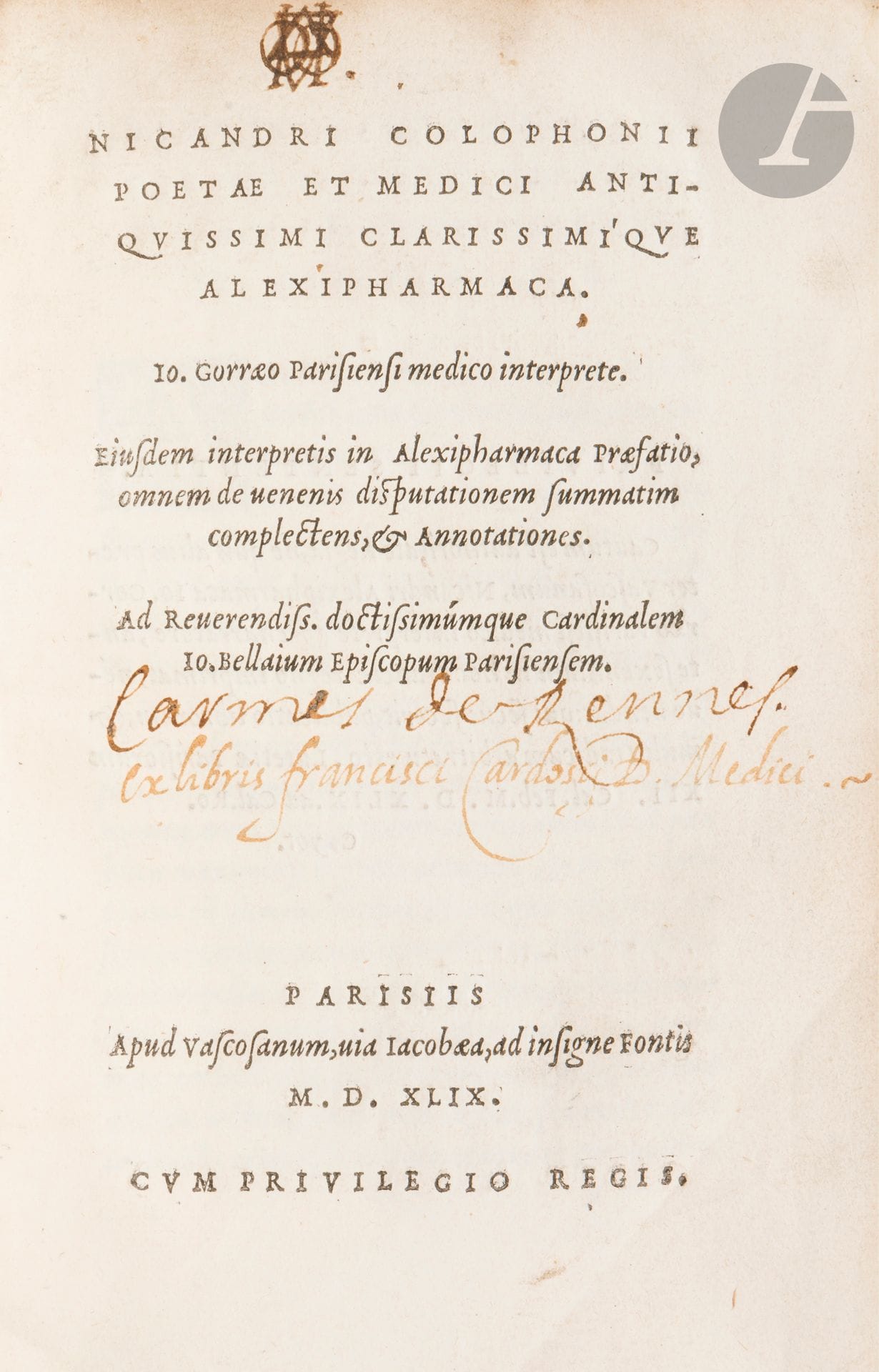 NICANDRE.
Nicandri Colophonii poetæ et medici antiquissimi clarissimique Alexipharmaca. Jo. Gorræo Parisiensi medico interprete. Ejusdem interpretis in Alexipharmaca Præfatio, omnem de venenis disputationem summatim complectens, & Annotationes. Ad Reverendis. doctissimumque Cardinalem Jo. Bellaium Episcopum Parisiensem.
Paris : Vascosan, 1549. — In-8, 170 x 112 : 70 ff., (2 ff. dernier blanc). Parchemin souple, marques de liens sur le bord des plats, dos lisse (reliure de l’époque).

Édition originale de la traduction en vers latins par le médecin Jean de Gorris (1505-1577), de l’Alexipharmaques du médecin et poète grec Nicandre (0250 ?-0170 av. J.C.).

Il s’agit d’un poème didactique consacré aux poisons, venins et substances toxiques. Composé de plus de 600 vers, il décrit les différents types de toxines, qu’elles soient animales ou végétales, ainsi que les antidotes et les pratiques thérapeutiques qui combinent des connaissances médicales, des croyances magiques et des remèdes naturels.

L’édition est bilingue, grec-français, et comprend de nombreux commentaires du traducteur. Elle débute par une longue préface de ce dernier, dédiée au cardinal Jean Du Bellay.

Remarquable impression du célèbre imprimeur Michel de Vascosan, gendre de l’imprimeur-libraire Josse Bade. Libraire juré de l’université de Paris à partir de 1528, il deviendra imprimeur du roi en 1561.

Bel exemplaire provenant de la bibliothèque des Carmes de Rennes, donné à cette institution par le médecin rennais François Cardose. Les ex-libris de ces deux provenances figurent sur le titre. Au moins un autre ouvrage avec ces mêmes provenances se trouve à la bibliothèque de Rennes Métropole.

Salissures et quelques taches à la reliure, trois petits trous au dos. Manque les liens. Quelques notes manuscrites dans les marges de la préface.

Provenance : 
François Cardose, avec ex-libris manuscrit « Francisci Cardosii R. Medici » (XVIIe siècle ?). - Carmes de Rennes, avec ex-libris manuscrit. - Monogramme non identifié en haut du titre et cote manuscrite « 1708 Y. 440 » en regard de celui-ci, laquelle cote est reprise à l’encre au bas du dos.