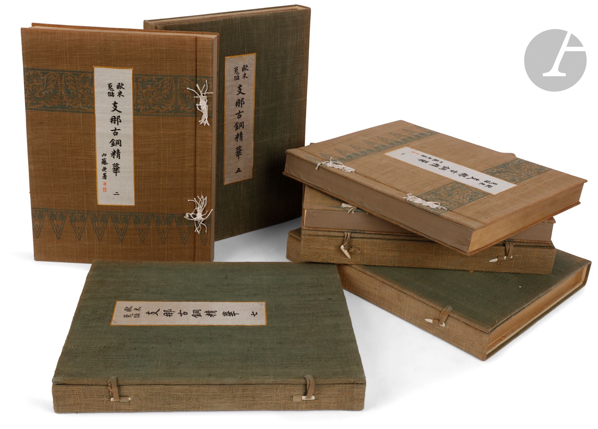 UMEHARA (Sueji).
Shina-Kodo Seikwa or selected relics of ancient chinese bronzes from collections in Europe and America.
Osaka : Yamanaka & co, 1933. — 3 parties en 7 volumes in-folio, 387 x 304. Reliure à la japonaise en toile verte imprimée, pièce de soie imprimée en japonais sur le premier plat, tranches dorées, chemise à rabats de toile verte.

Édition originale de cet ouvrage monumental bilingue, japonais et anglais, proposant une sélection de bronzes chinois provenant des collections d’Europe et d’Amérique.

Établi par l’archéologue japonais Umehara Sueji (1893-1983), il est divisé en 3 parties, portant respectivement sur les vases en bronze (vol. I à III), les miroirs anciens (vol. 4 et 5), et les objets divers (vol. 6 et 7). Il réunit la description et la reproduction de plusieurs centaines de bronzes réparties sur 547 planches (250 dans la première partie, 160 dans la seconde et 137 dans la troisième), chacune accompagnée d’une serpente légendée en japonais et en anglais, parfois comprenant également des frottis d’éléments décoratifs de l’objet reproduit. Sueji entreprit ce travail à la faveur d’un séjour de 3 ans en Europe et aux États-Unis de 1926 à 1929.
 
Exemplaire très bien conservé, numéroté dans le premier volume (n° 229). Ce même volume contient une carte collée à la doublure portant l’indication imprimée « With Best Compliments from » suivie de la signature autographe de l’éditeur Sadajiro Yamanaka (1866-1936). En tête de cette carte a été ajoutée la mention tapée à la machine « Musée Guimet, Paris ». Il semble que cet exemplaire, destiné visiblement à ce musée, n’ait jamais été livré à son destinataire. Aucune marque de collection ou de bibliothèque ne figure dans les volumes.

Dos des chemises passés. Les ouvrages sont dans un très bon état de conservation, condition des plus rares pour ce livre que l’on trouve souvent incomplet et en mauvais état.