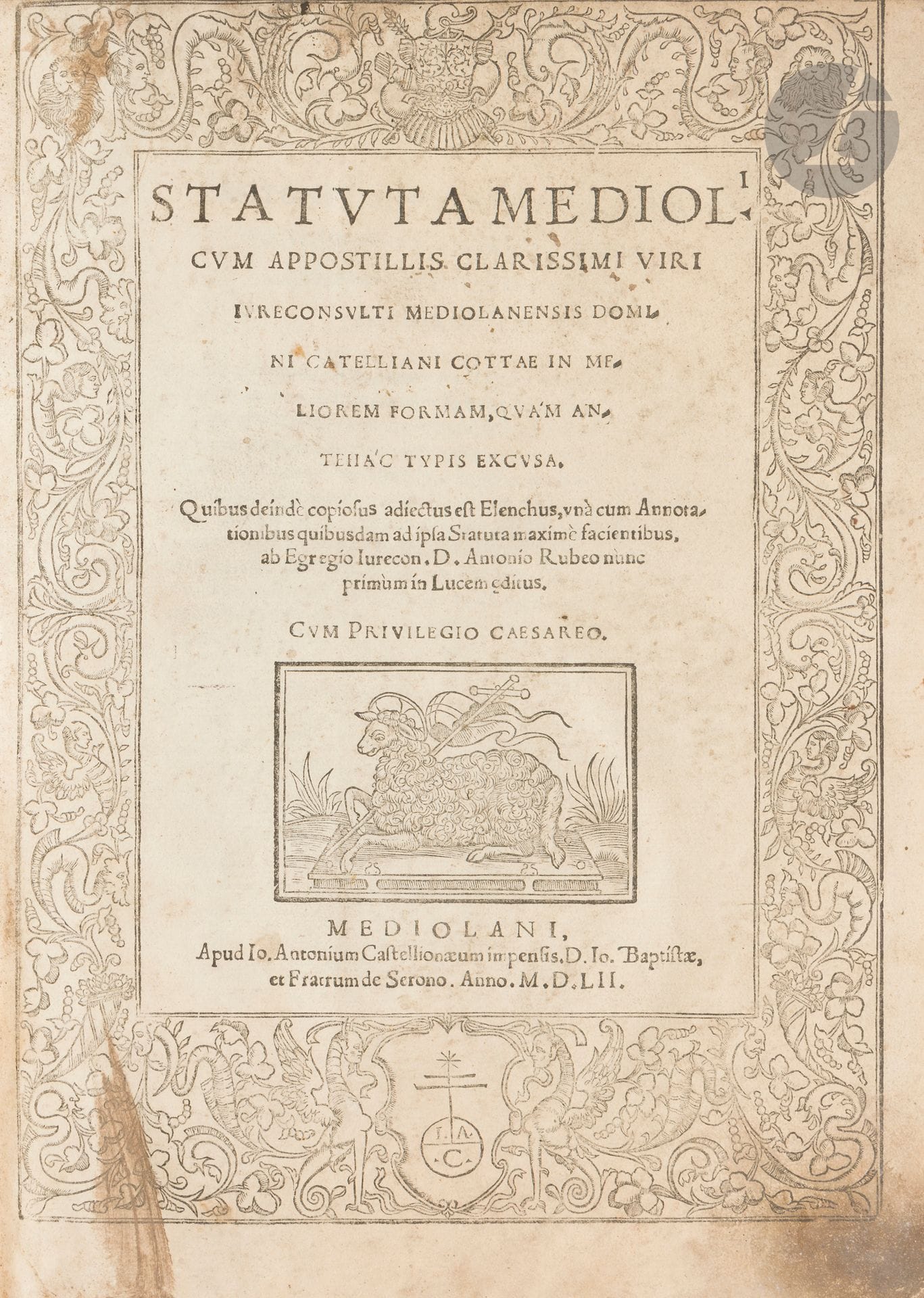 COTTA (Catelliano).
Statuta Mediol.i cum appostillis clarissimi viri jureconsulti Mediolanensis domini Catelliani Cottæ in meliorem formam, quam antehac typis excusa. Quibus deinde copiosus adiectus est elenchus, una cum annotationibus quibusdam ad ipsa statuta maxime facientibus, an egregio jurecon D. Antonio Rubeo nunc primum in lucem æditus.
Mediolani [Milan] : Giovanni Antonio Castiglione, Giovanni Battista & fratelli Serono, 1552. — 2 parties en un volume in-folio, 310 x 215 : (78 ff.), 162 ff. mal folioté 161 ; (2 ff.), 164 ff. Parchemin rigide, dos lisse, tranches mouchetées (reliure du XVIIIe siècle).

Première édition rare des Statuts de la ville de Milan avec les commentaires du juriste milanais Catelliano Cotta (1484-1553), augmentés d’un index et de notes, paraissant également pour la première fois, du jurisconsulte italien Giovanni Antonio De Rossi (1489-1544).

Les commentaires de Cotta sont précieux car ils fournissent des explications détaillées sur l’application et l’interprétation des lois locales au XVIe siècle. Il aborde les questions de droit civil, commercial et pénal, ainsi que différents aspects de la vie quotidienne comme le commerce et les relations entre les différentes classes sociales en ville.

Le titre comporte un bel encadrement Renaissance gravé sur bois.

Exemplaire en reliure italienne du XVIIIe siècle, enrichi de nombreuses notes manuscrites de l’époque, d’une ou de deux mains différentes, recouvrant parfois presque toutes les marges. Les notes plus amples figurent autour du début du chapitre consacré aux solennités à observer dans les aliénations et les obligations des femmes, au feuillet 106 verso.

Salissures autour des plats et au dos. Titre sali, taché et restauré dans la marge intérieure, de même que le second feuillet, encadrement du titre légèrement coupé en tête. Mouillures et quelques salissures aux premiers et derniers feuillets. Galeries de vers sans atteinte au texte dans la marge intérieure des feuillets 126 à 164 de la seconde partie, taches rousses aux feuillets 132 à 139 dans la même partie.

Provenance :
étiquette d’une bibliothèque italienne du XVIIIe siècle au premier contreplat. - Étiquette de la librairie italienne Pedone-Lauriel et compagnie à Paris.
