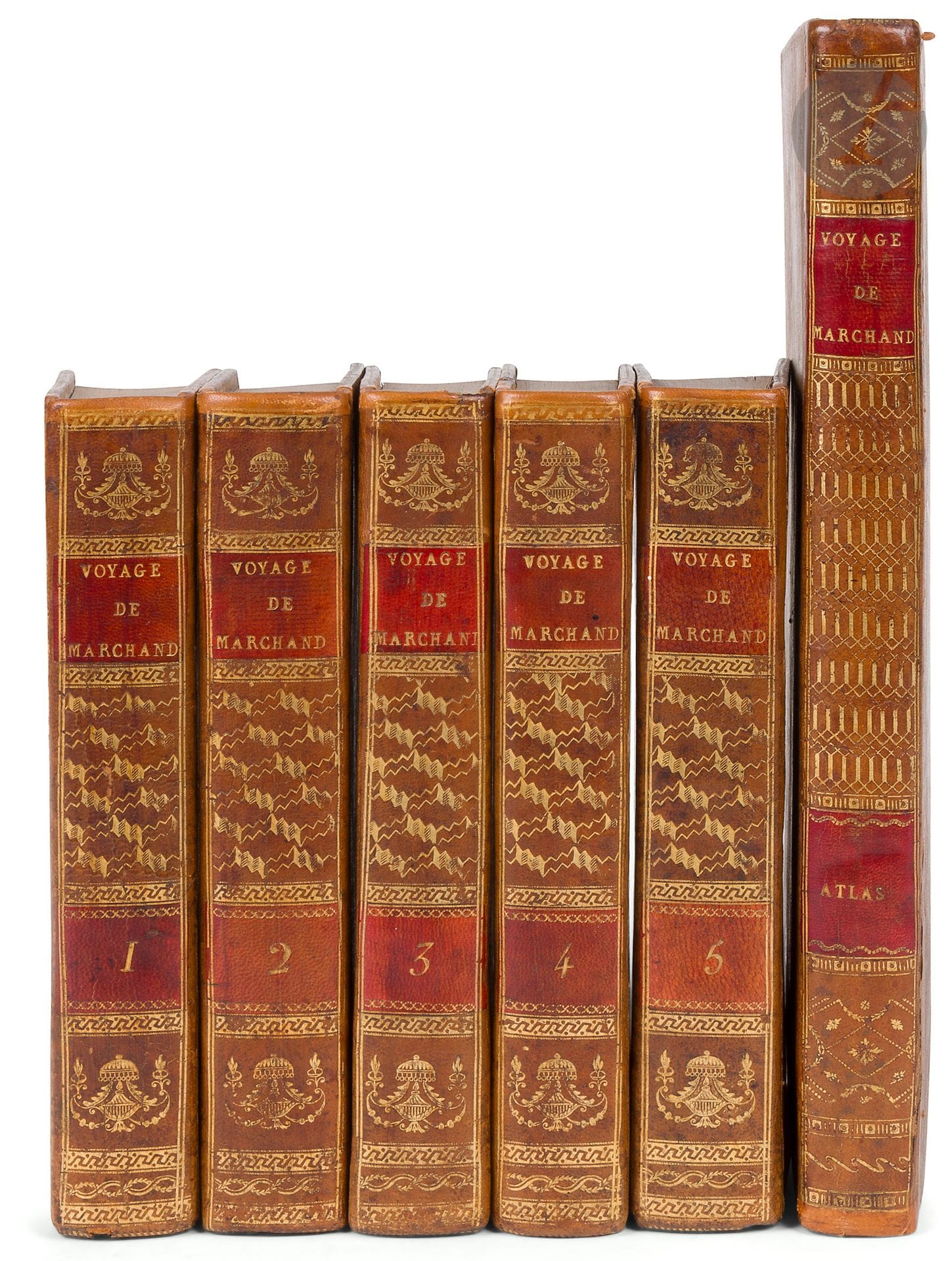 MARCHAND (Étienne).
Voyage autour du monde, pendant les années 1790, 1791 et 1792… précédé d’une introduction historique ; auquel on a joint des recherches sur les terres australes de Drake, et un examen critique du voyage de Roggeween.
Paris : imprimerie de la République, An VI-VIII [1798-1800]. —5 volumes in-8, 195 x 122 et un atlas in-4 : (2 ff.), viij, ccj pp., (1 f.), 294 pp., (1 f.) ; pp. (iii)-vij, 529 pp., 2 tableaux ; (1 f.), viij, 474 pp., (1 f.), 4 tableaux ; viij, 494 pp., (1 f.) : xij, 559 pp., (2 ff.) ; (1 f.), viij, 158 pp., (1 f.), 15 cartes, 1 planche. Basane racinée, roulette dorée en encadrement sur les plats, dos lisse orné, tranches marbrées (reliure de l’époque).

Édition originale recherchée du récit du voyage autour du monde du navigateur Étienne Marchand (1755-1793), publiée et rédigée par l’explorateur et hydrographe Charles-Pierre Claret de Fleurieu (1738-1810). Elle parut simultanément au format in-8 et in-4.

Marchand effectua un tour du monde comme capitaine du Solide de 1790 à 1792, dans le but, entre autres, de créer un commerce de fourrures entre l’Amérique du Nord et la Chine. Si ce voyage s’avéra un échec commercial, il fut une véritable réussite scientifique. Il permit effectivement de réaliser des observations géographiques de premier ordre, notamment sur les côtes de l’Australie et de la Nouvelle-Guinée, et contribua à la connaissance de ces régions alors largement inconnues à l’époque en Europe. Il s’agissait de la seconde circumnavigation réussie par des français après celle de Bougainville réalisée entre 1766 et 1769.

Fleurieu composa ce récit à partir des journaux de Prosper Chanal (1763-1830), second du navire, et du chirurgien Claude Roblet (1758-1809). Il composa une longue et très intéressante introduction comprenant une « Histoire abrégée de la Découverte progressive de la Côte du Nord-Ouest de l’Amérique, depuis 1537, que Cortès découvrit par mer la Californie, jusqu’en 1791, que le capitaine Marchand aborda à cette Côte par le cinquante-troisième Parallèle ». Cette introduction avait été lue dans les séances de l’Institut National des Sciences et des Arts, classe des sciences morales et politiques, les 5 et 10 juillet 1797.

Le Tome IV et une partie du tome V sont consacrés à l’ « Histoire naturelle des Oiseaux, des Poissons, des Cétacées, des Amphibies, et des Plantes et autres Productions marines, que le Solide a rencontrés à la mer dans sa Circonnavigation du Globe ». Le tome V comprend également des « recherches sur les îles et le Port découverts par Sir Francis Drake, en 1578, dans le Grand Océan Austral », ainsi qu’un « Examen critique des Relations du Voyage autour du monde, en 1721 et 1722, par l’Amiral hollandais Roggeween ».

Exemplaire complet de l’atlas comprenant 15 cartes dépliantes et une planche. Il s’agit du même que celui qui accompagne l’édition in-4. Il ne constitue pas qu’un simple recueil de cartes mais contient également, sur 150 pages, des « Observations sur la Division Hydrographique du Globe… » ainsi qu’un long chapitre sur l’ « Application du système métrique décimal à l’hydrographie et aux calculs de la navigation ». Les volumes de textes comprennent 10 tableaux dépliants dont 6 hors texte et 4 compris dans la pagination (tome 3). 

Bel exemplaire en reliure de l’époque. Le dos de l’atlas présente un décor différent mais la reliure provient du même atelier, les plats étant identiques à ceux des volumes de texte.
Reliures très habilement restaurées, quelques frottements et épidermures sur les plats de l’atlas.