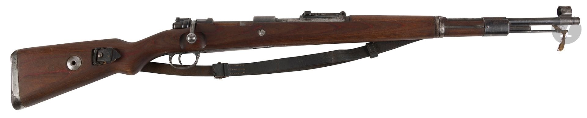 Kar 98 rifle, 8 mm caliber 
Barrel with 20 mm rise, stamped "byf" and dated 42 in thunder. Breechcase marked "Mod 98". Iron fittings. Checkered leather strap.
Barrel length: 59 cm - Overall length: 110 cm
Declarable category C, n°31.