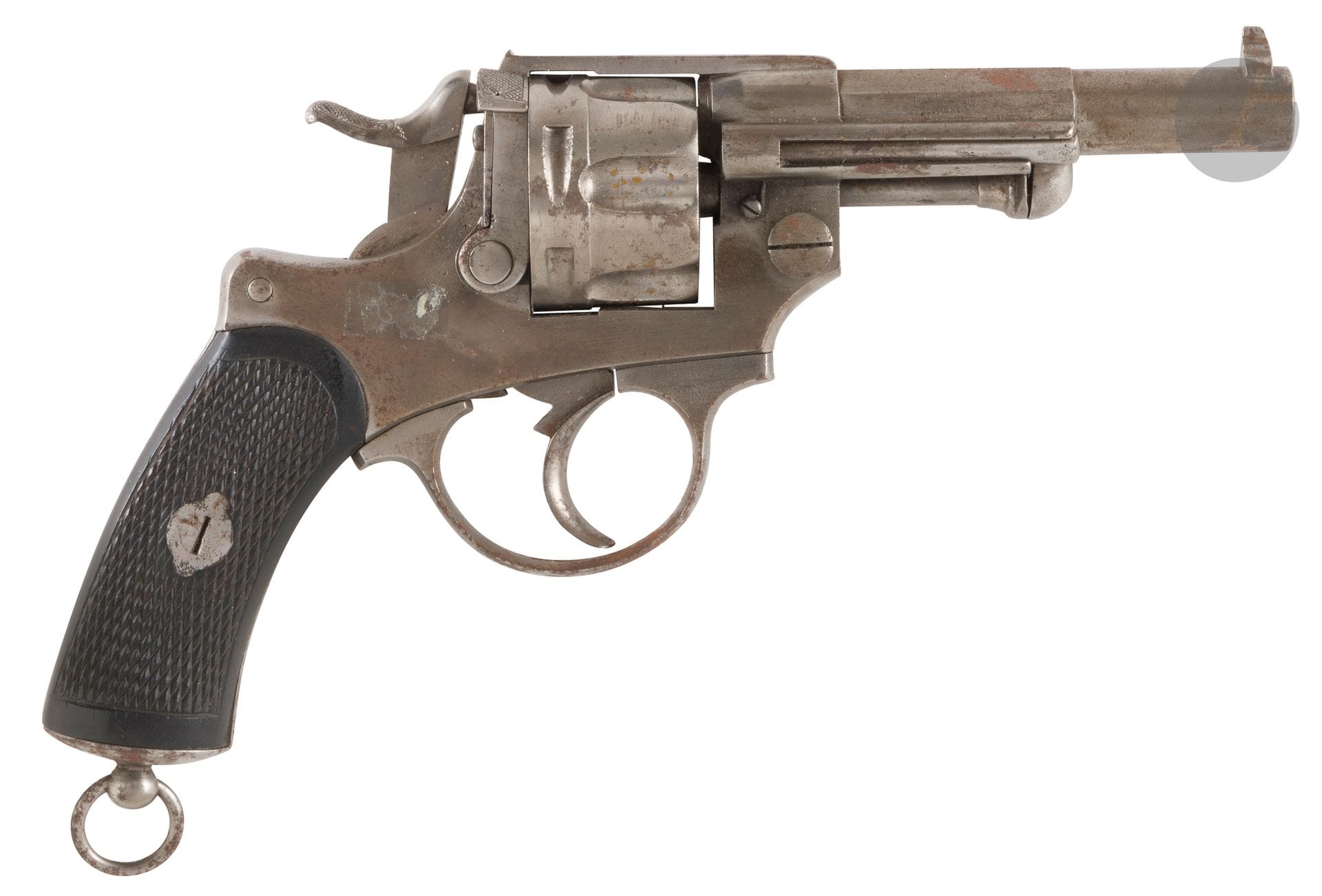 Revolver Chamelot Delvigne type 1874, six coups, calibre 11 mm
Carcasse fermée gravée «E. Lefaucheux à Paris, 32 rue N. Dame des Victoires Paris». Canon rond, rayé, à pans au tonnerre, poinçonné «INVon Chamelot Delvigne». Barillet évidé. Baguette en fer. Plaquettes de crosse en ébène quadrillé.
A.B.E. (petites traces de piqûres).