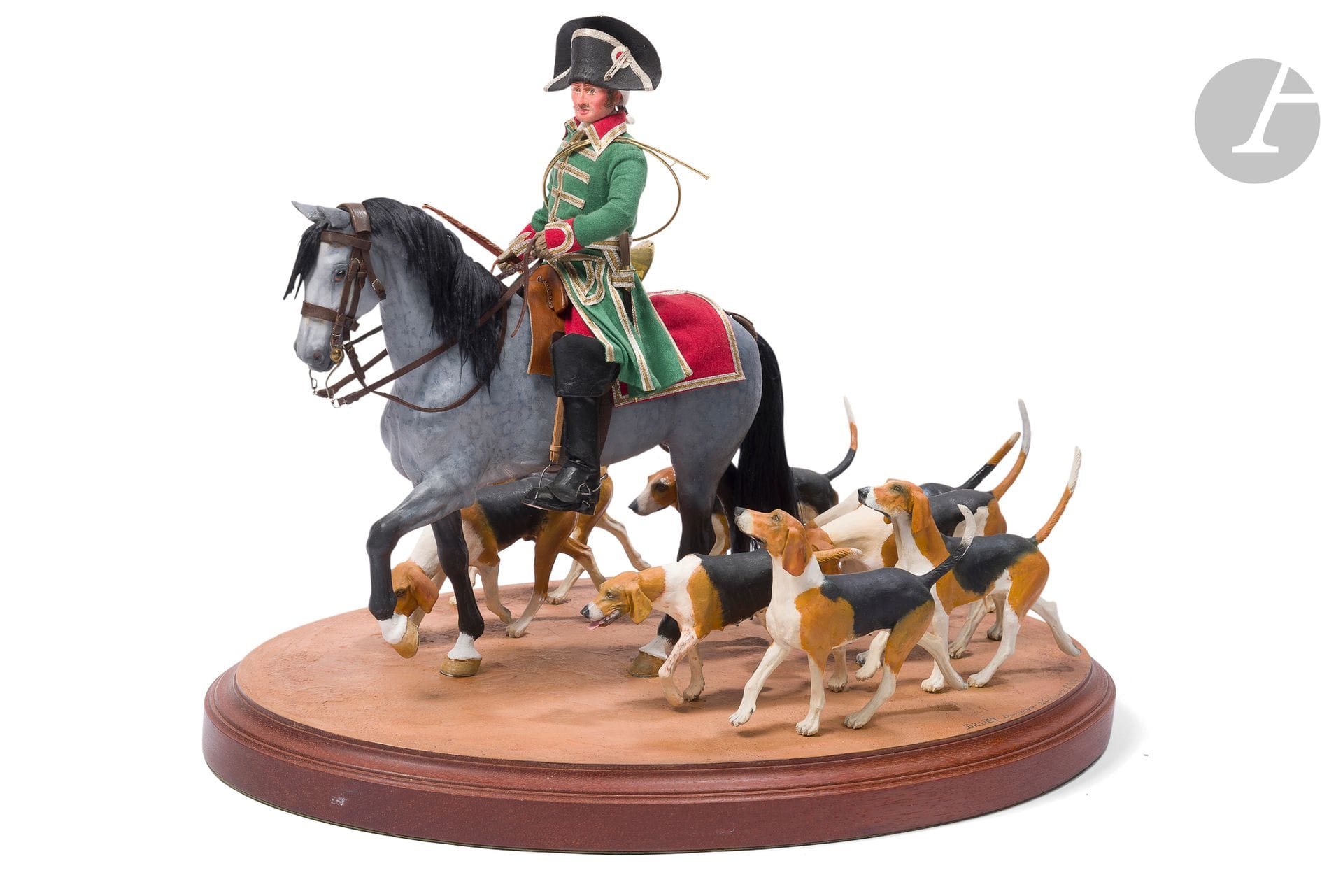 Dominique BILLIET. École française du XXe siècle. 
Veneur et ses chiens, Ier Empire
Scène en résine polychrome, le veneur habillé de tissus, cuir, passementerie et métal.
L’ensemble sur socle en bois, signé et daté «décembre 2004».
Dans son coffret de transport.
48 x 56 x 36 cm