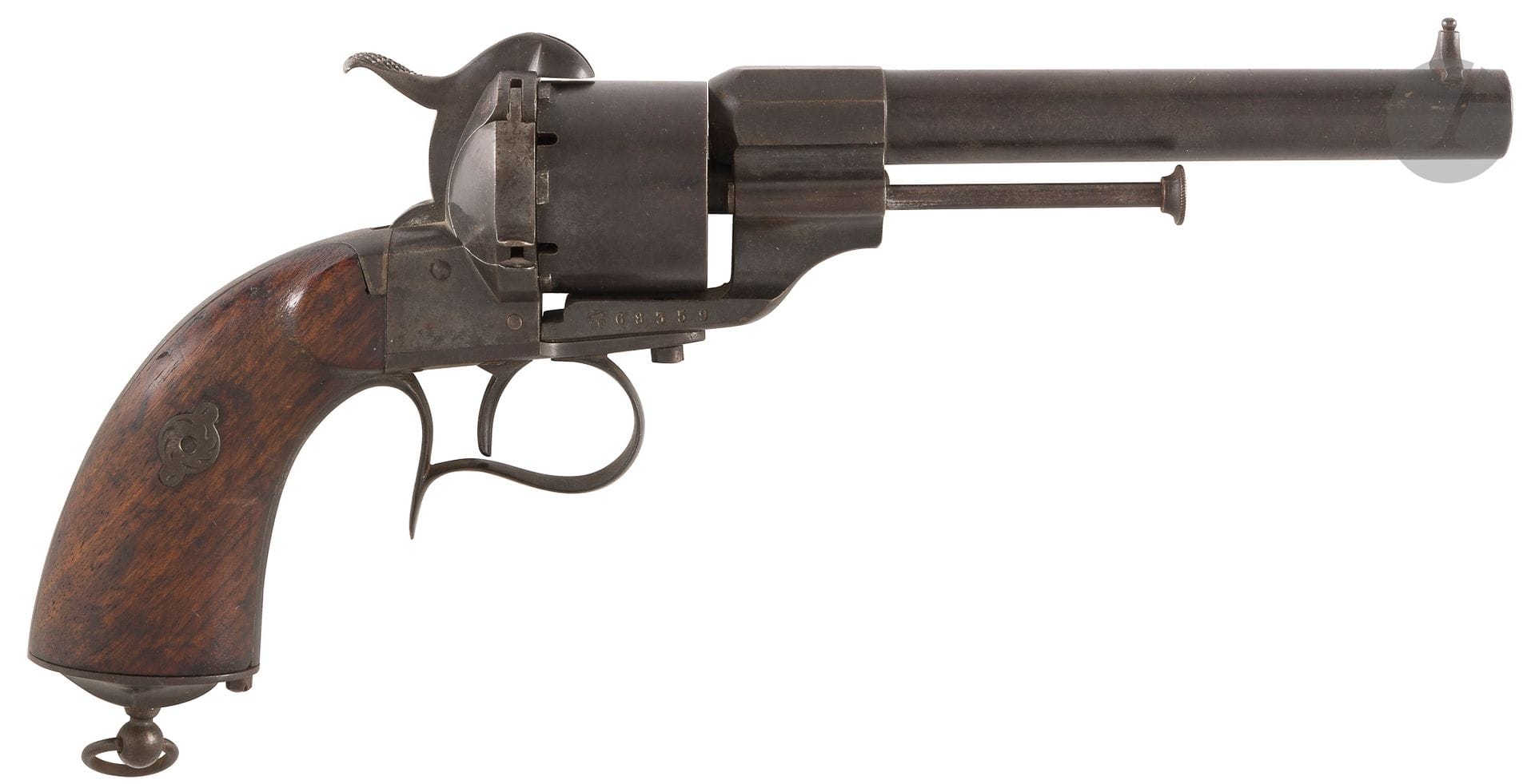 Revolver Lefaucheux 1858 civil, six coups, calibre 12 mm, simple action. 
Canon rond poinçonné sur le canon «INV E LEFAUCHEUX BRté SGDG A PARIS». Carcasse ouverte doublement poinçonné de Lefaucheux et numéroté «68359». Pontet repose-doigt. Calotte à pans. Plaquettes de crosse en noyer. 
Finition bronzée. 
A.B.E. (Marquages légèrement atténués sur le canon). Vers 1870.