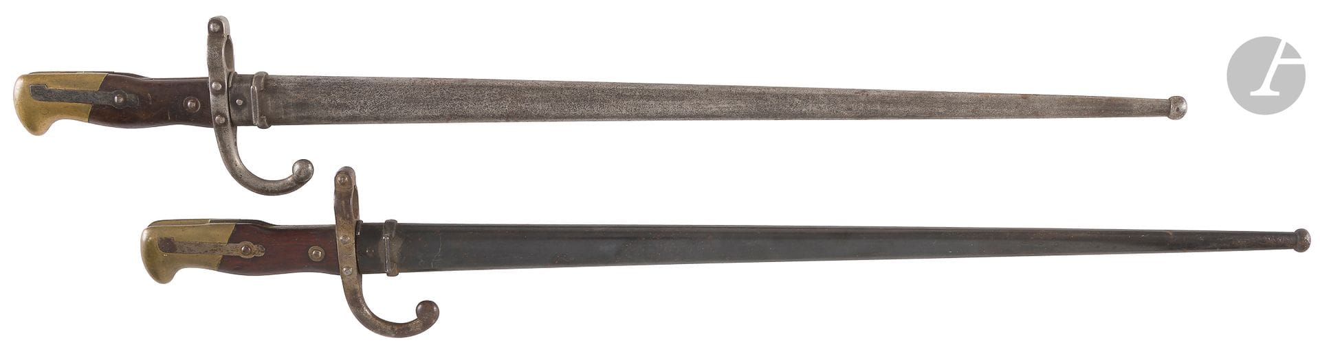 FRANCE. 
Deux baïonnettes modèle 1874: 
- «Mre d’Armes de St Etienne 8bre 1876». Fourreau en tôle de fer. 
- «Mre d’Armes de St Etienne Janvier 1881». Fourreau en tôle de fer bronzé. Au même matricule.