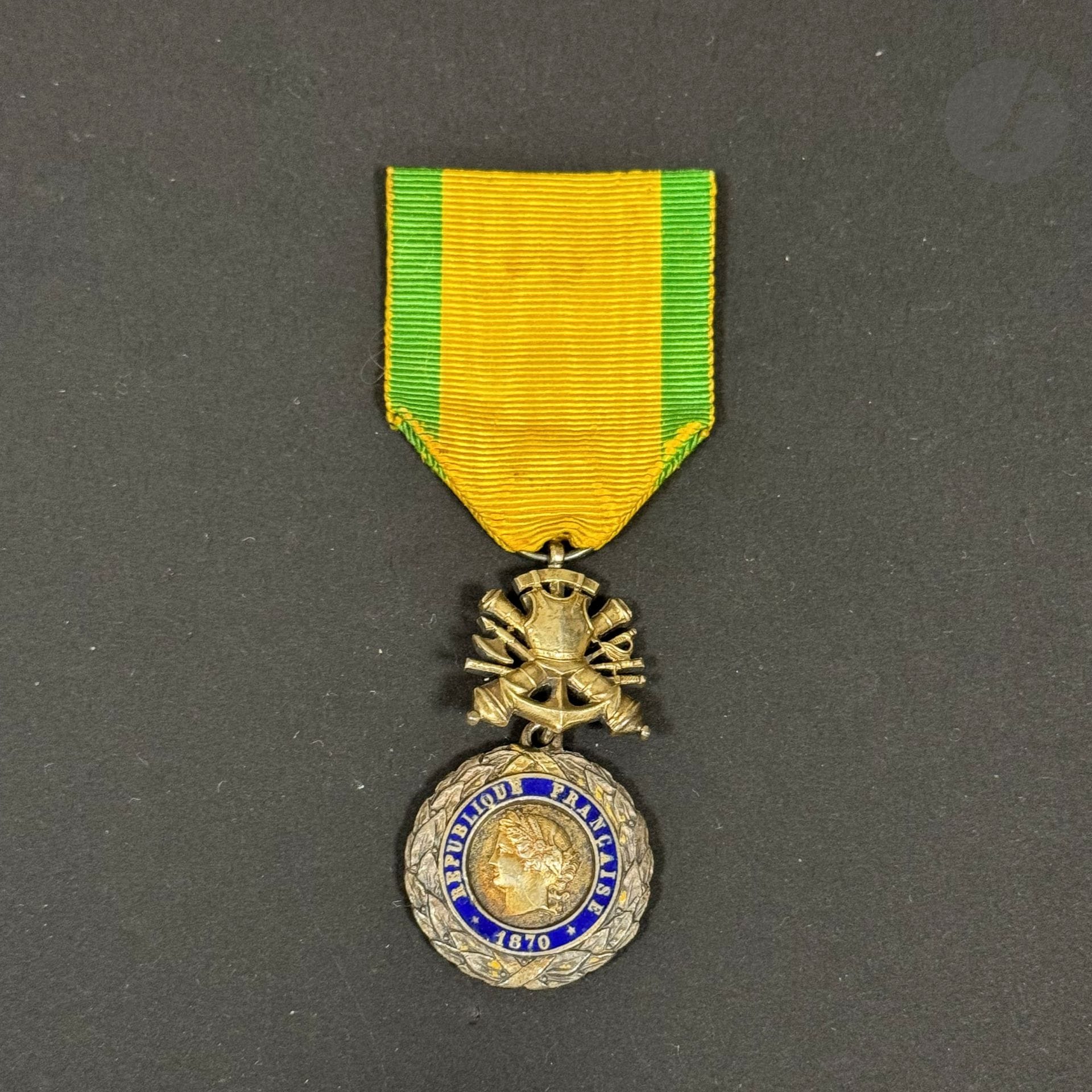 FRANCE 
MÉDAILLE MILITAIRE
Médaille militaire, à trophée biface à la cuirasse. 
En argent vermeil et émail. Centres à fond grenu. Ruban. Poinçon tête de sanglier. 
43 x 26 mm - Poids brut : 20 g
T.T.B. IIIe République.