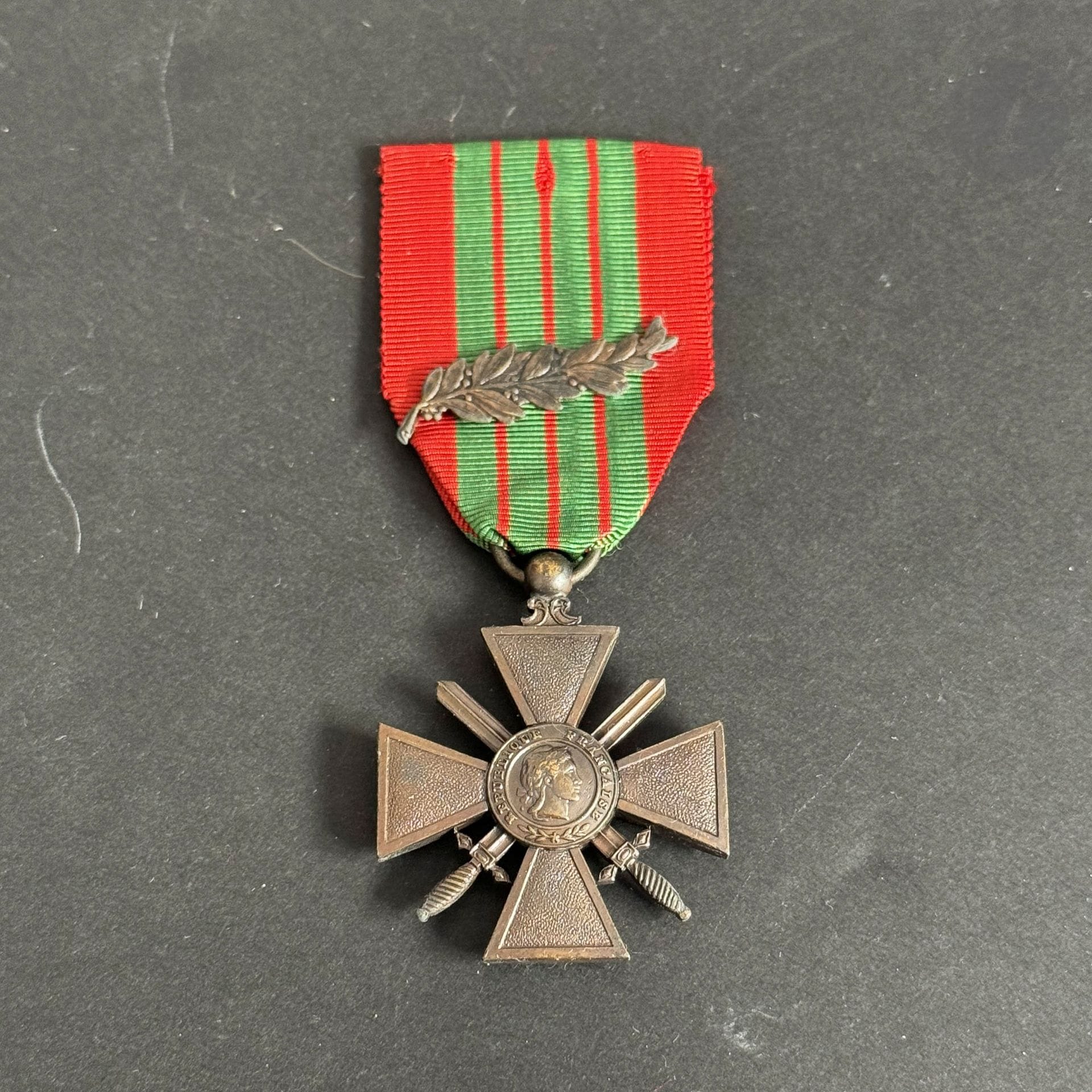 FRANCE 
CROIX DE GUERRE (1939-1945)
Croix de guerre modèle « de Londres » 
En bronze à patine sombre, sans millésime. Ruban à une palme. 
SUP.