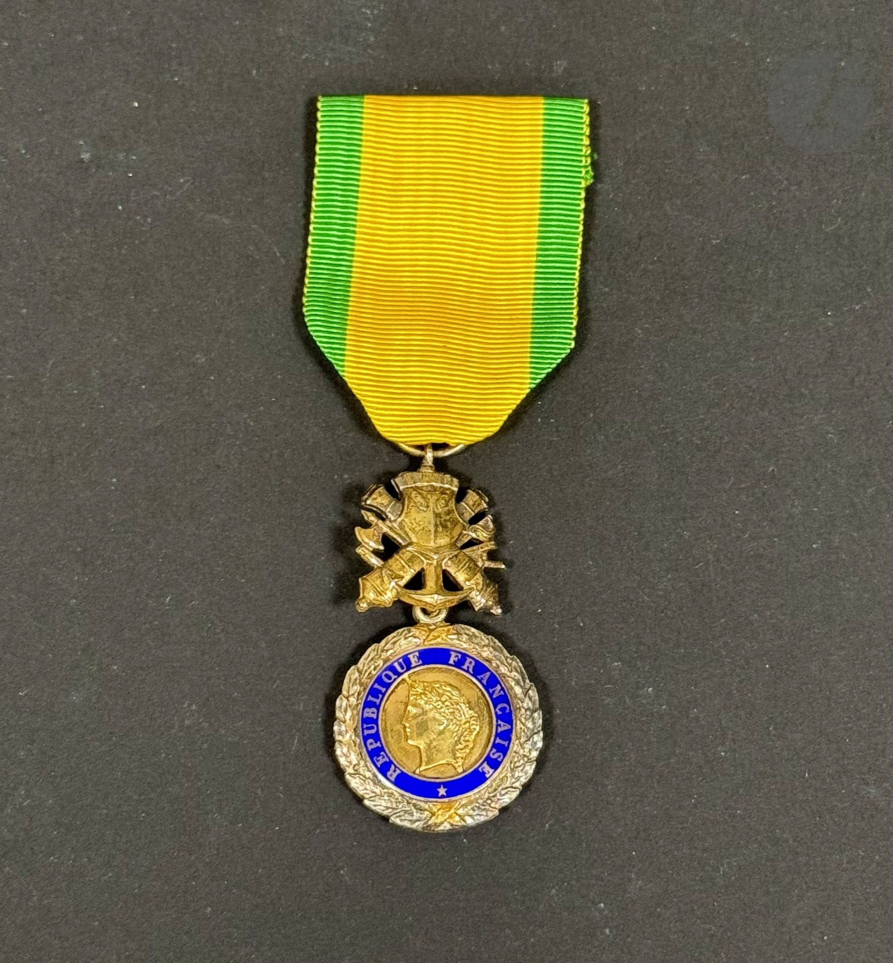 FRANCE 
MÉDAILLE MILITAIRE
Médaille militaire d’époque IVe et Ve République, fabrication de joaillerie. 
Vermeil et émail. Le centre en plusieurs parties. Poinçon d’orfèvre AUBERT et tête de sanglier. 
SUP.