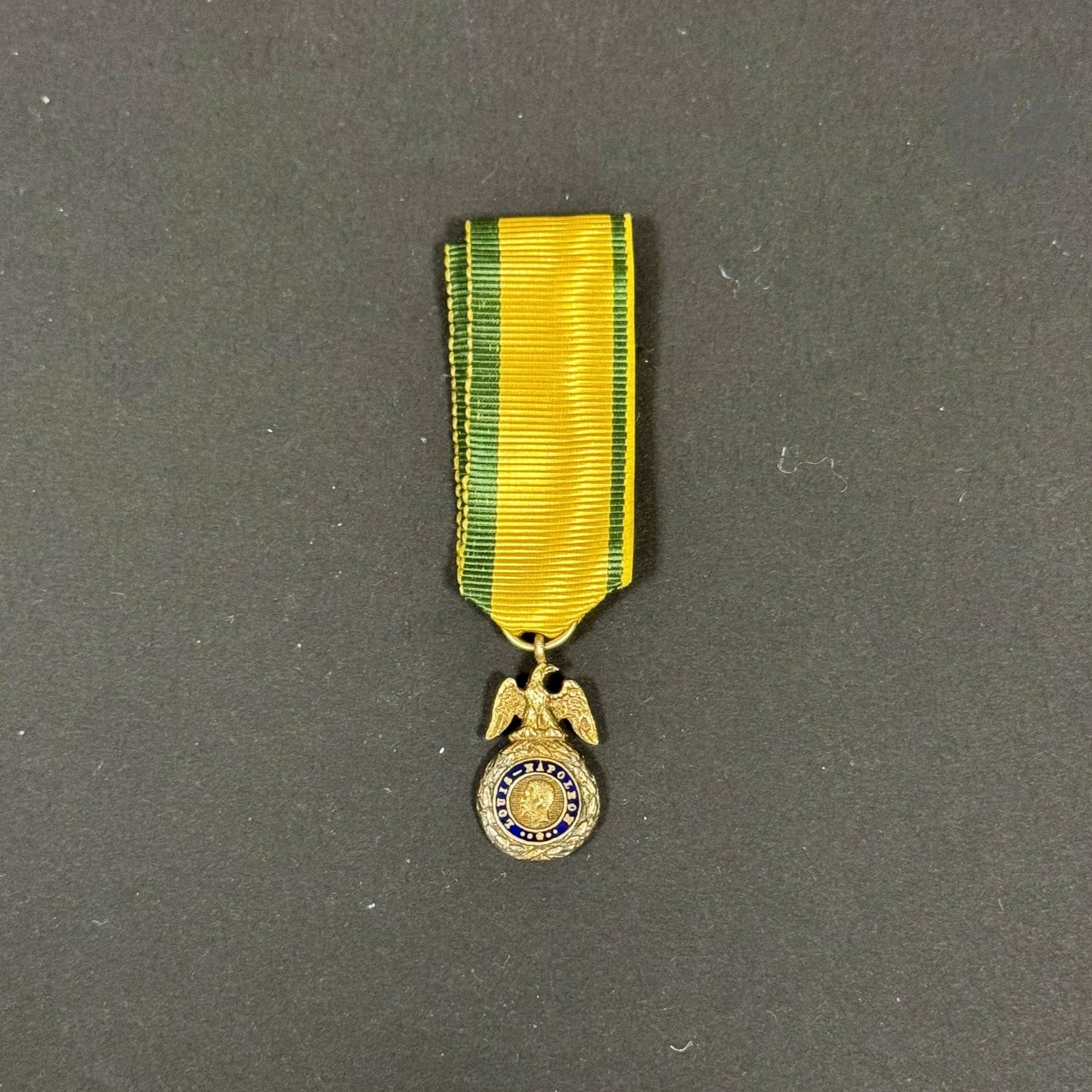FRANCE 
MÉDAILLE MILITAIRE 
Médaille militaire du 2e type, en miniature. 
Argent, vermeil et émail. Ruban.
Poinçon à la tête de sanglier.
19 x 9 mm
T.T.B. à SUP. Époque Second Empire.