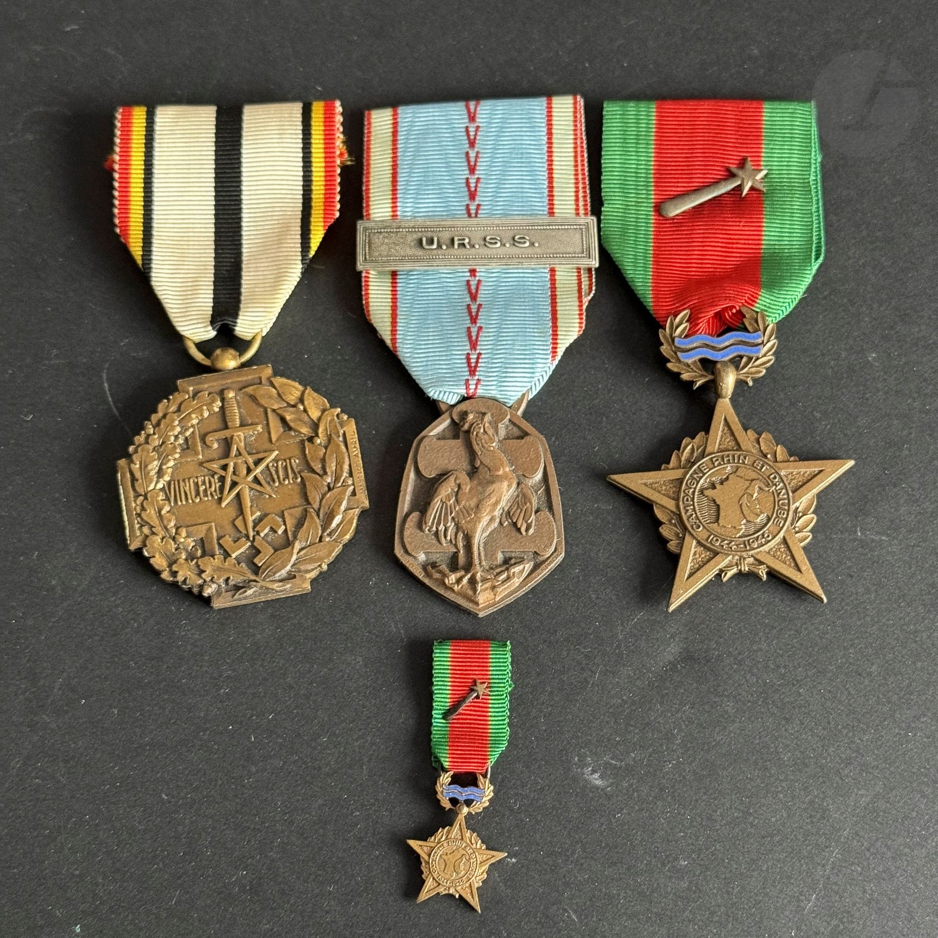 FRANCE (2e GM) 
Quatre médailles et miniatures : 
- médaille de Gembloux 14-16 mai 1940. En bronze. Ruban. 
- médaille de la 1ere armée française « Rhin et Danube » par L.R Paris. Bronze et émail (infime éclat). Avec sa miniature. Rubans avec masse d’armes.
- médaille commémorative 1939-1945. En bronze. Ruban à agrafe URSS. 
T.T.B.