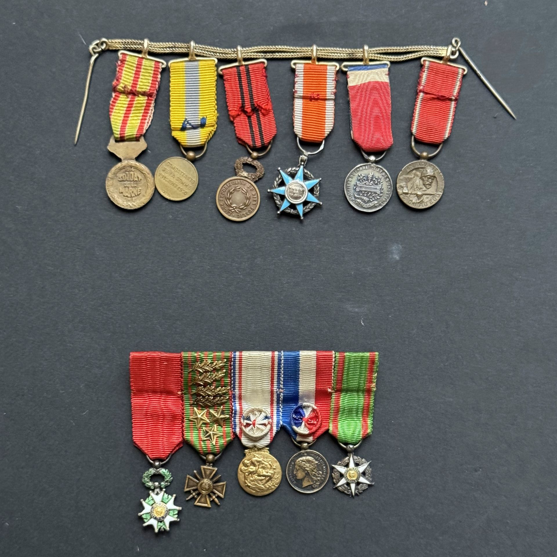 FRANCE (1re G.M.)
Deux séries de miniatures : 
- brochette de cinq miniatures en argent, vermeil et émail : Légion d’honneur, croix de guerre (1915-1915) à quatre palmes et trois étoiles, médaille « d’or » de la Reconnaissance nationale (1er type), médaille « d’or » des épidémies du ministère de l’intérieur, chevalier du mérite agricole (manque le revers du centre).
- chainette de six miniatures dont médaille de Verdun, médaille du travail, mérite social, bien public, combattants de la Somme, médaille de la Marne.