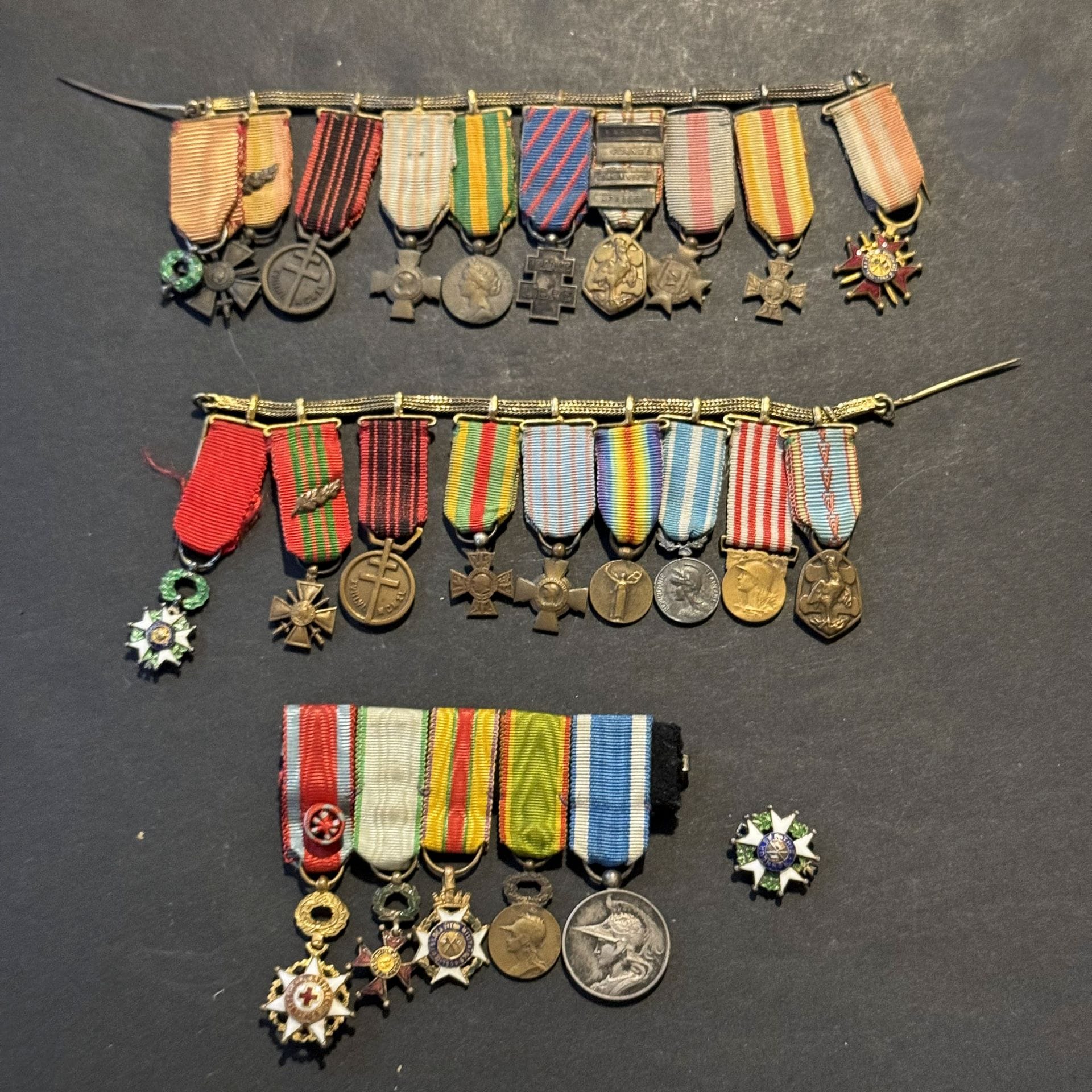 FRANCE (2e G.M.) 
Deux brochettes : 
- brochette de neuf miniatures : Légion d’honneur, croix de guerre, médaille de la Résistance, croix du combattant volontaire, croix du combattant, médaille interalliée, médaille colonial, commémorative 14-18 et 39-45. 
- brochettes de dix miniatures : Légion d’honneur (accident), croix de guerre, médaille de la Resistance, croix du combattant, médaille des évadés, médaille des services volontaires de la France libre, commémorative 39-45, croix des services militaires volontaires, combattant volontaire 14-18, amitié franco-britannique. 
On joint cinq miniatures dont Éducation sociale, œuvre des vieux militaires, encouragement au dévouement.
