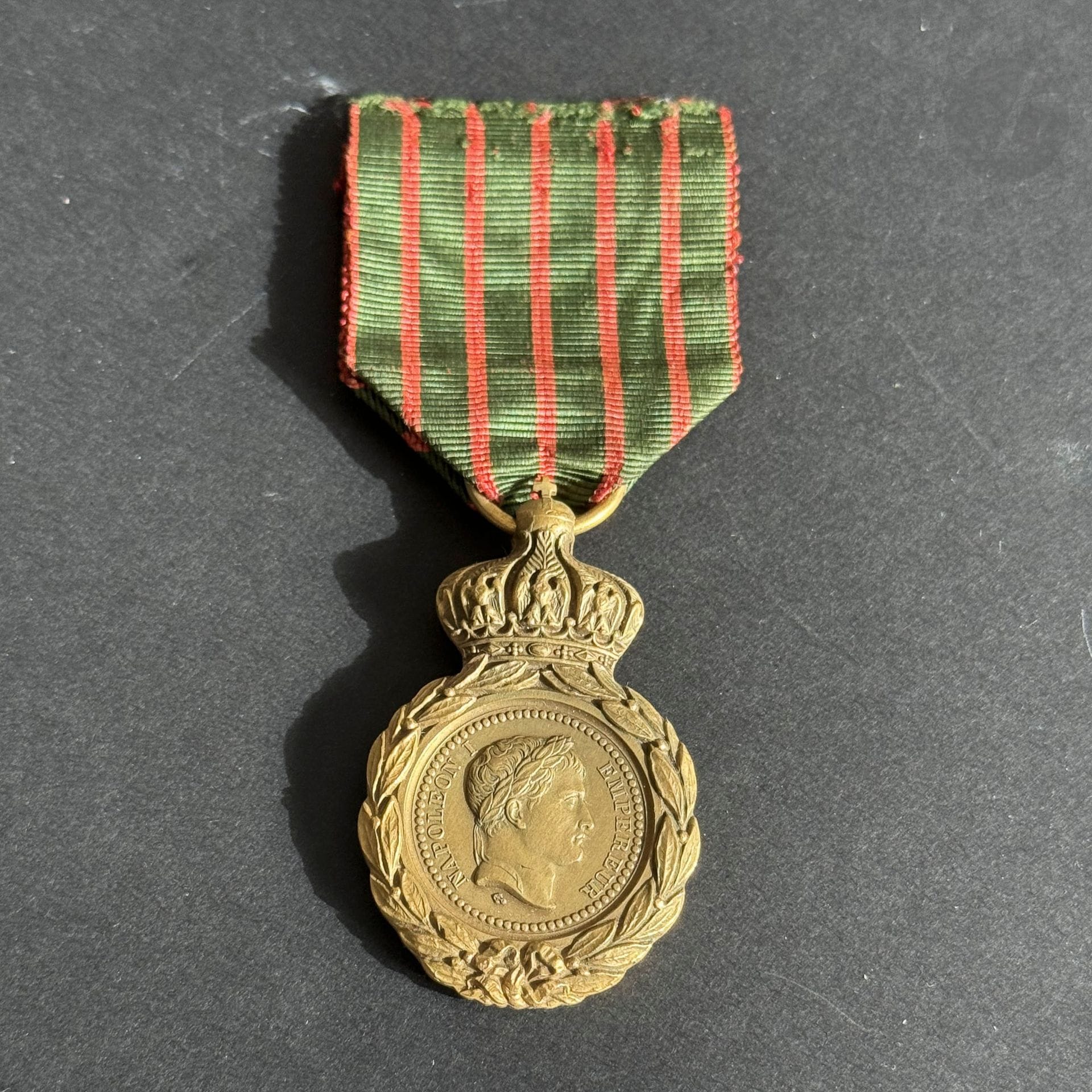 FRANCE 
MÉDAILLE DE SAINTE HÉLÈNE (1857)
Médaille de Sainte Hélène. 
En bronze doré. Ruban ancien.
SUP.