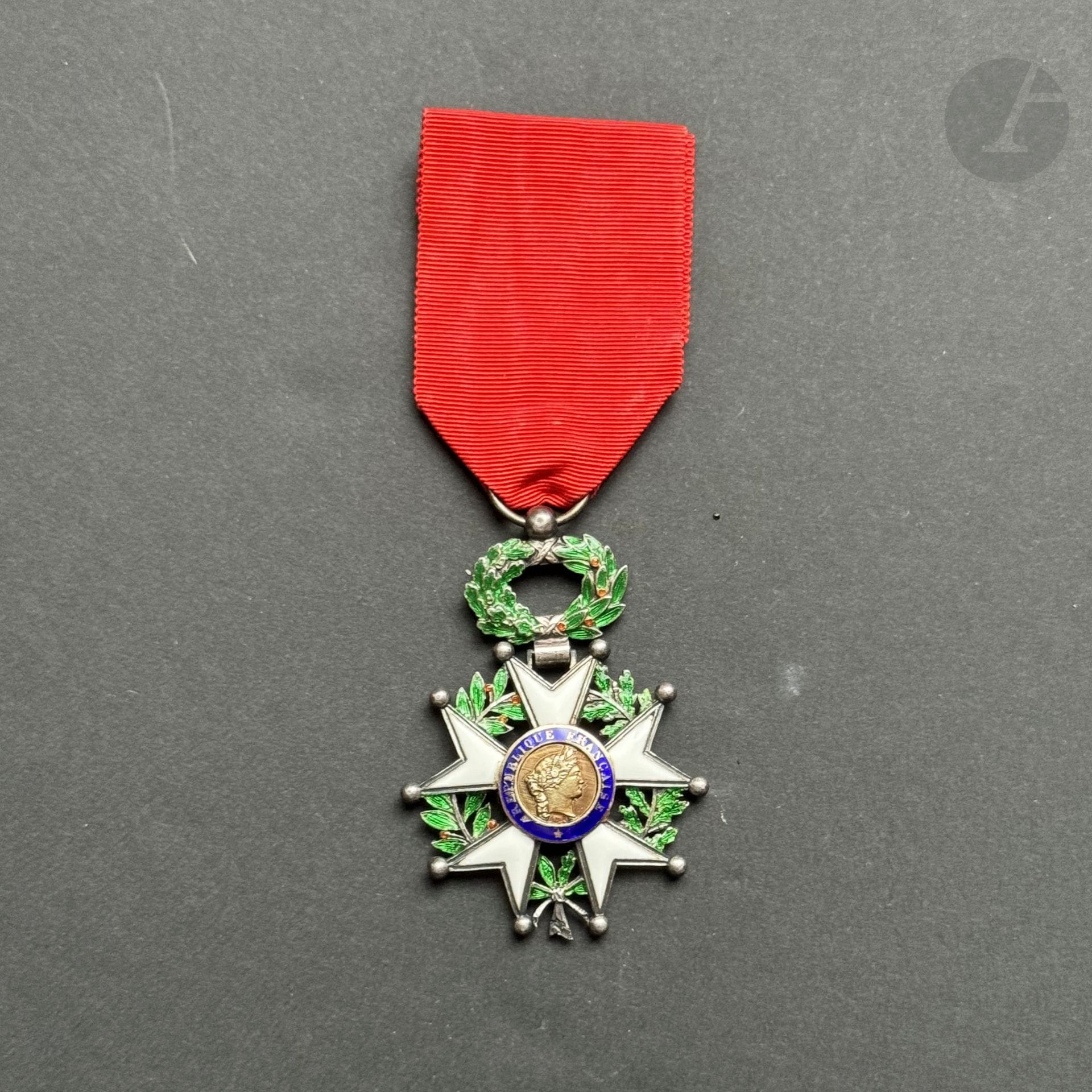 FRANCE 
ORDRE DE LA LÉGION D’HONNEUR 
Étoile de chevalier IVe République, modèle de joaillier. 
En argent finement ciselé, à filets et émail (infime éclats). Centres en or et deux parties. Poinçon tête de sanglier. Ruban. 
61 x 41 mm - Poids brut : 23 g
T.T.B.