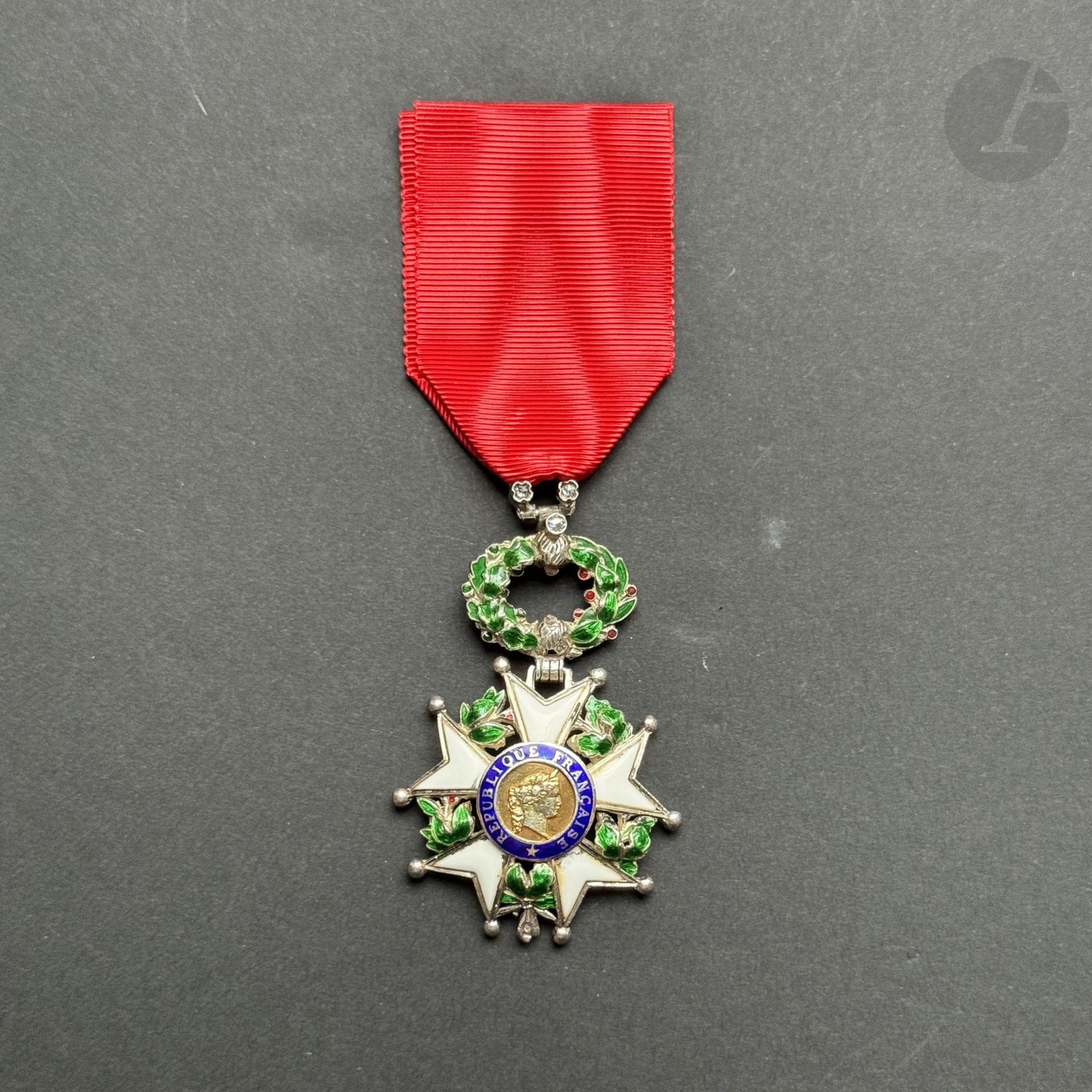 FRANCE 
ORDRE DE LA LÉGION D’HONNEUR 
Étoile de chevalier d’époque Ve République, modèle de luxe. 
En argent et émail, concave à feuillages en relief, centre en vermeil en deux parties, bélière ornée de trois brillants. 
Poinçon tête de sanglier et d’orfèvre. 
Poids brut : 26 g
T.T.B. à SUP.
